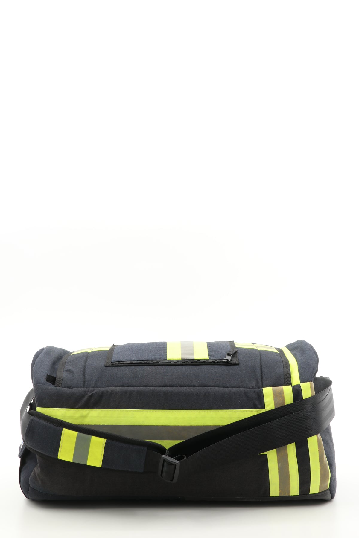Duffel Bag schwarz gelb aus upgecycelter Feuerwehrkleidung 52x20x31cm