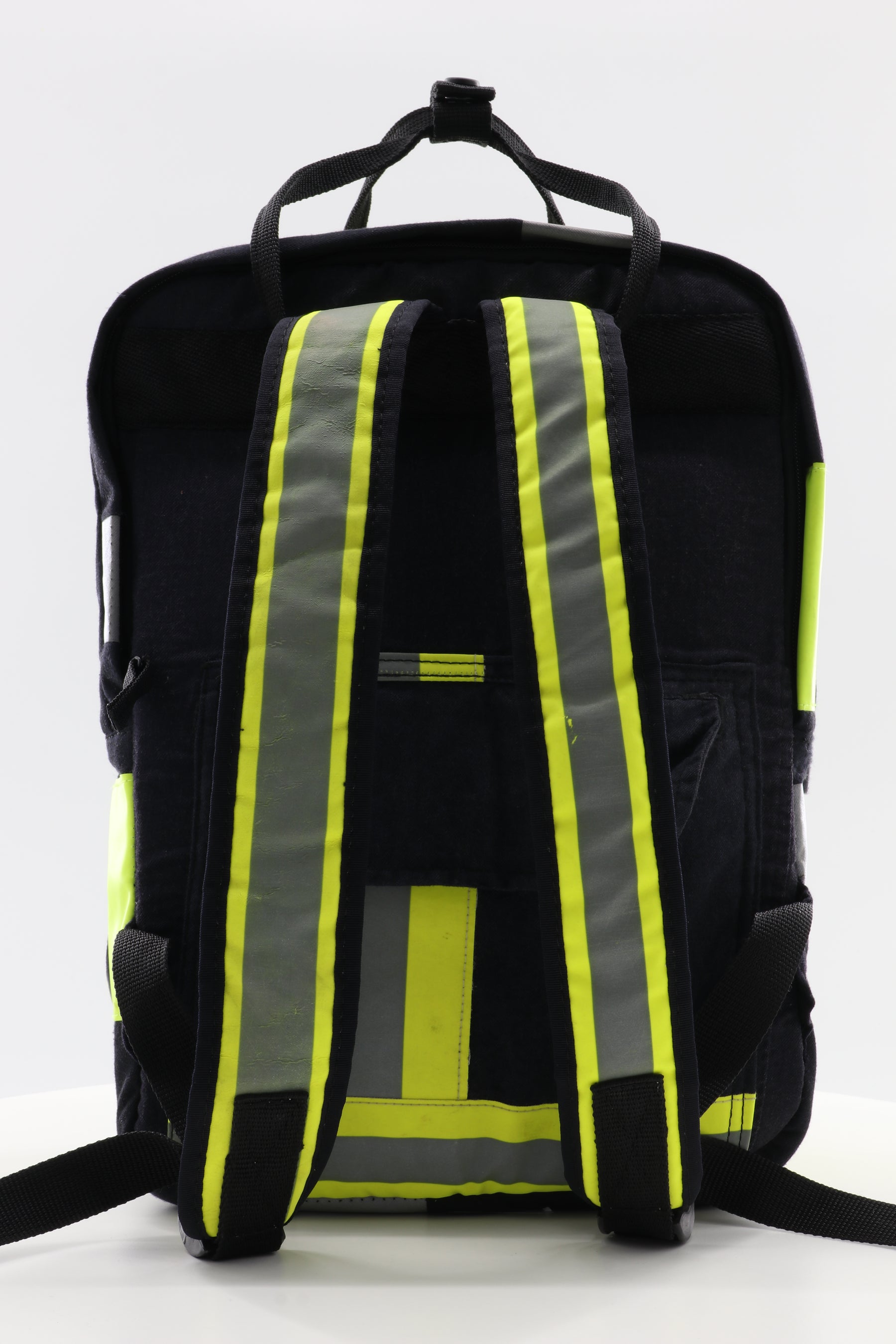 Laptop Rucksack schwarz gelb aus upgecycelter Feuerwehrkleidung 38x27x13cm