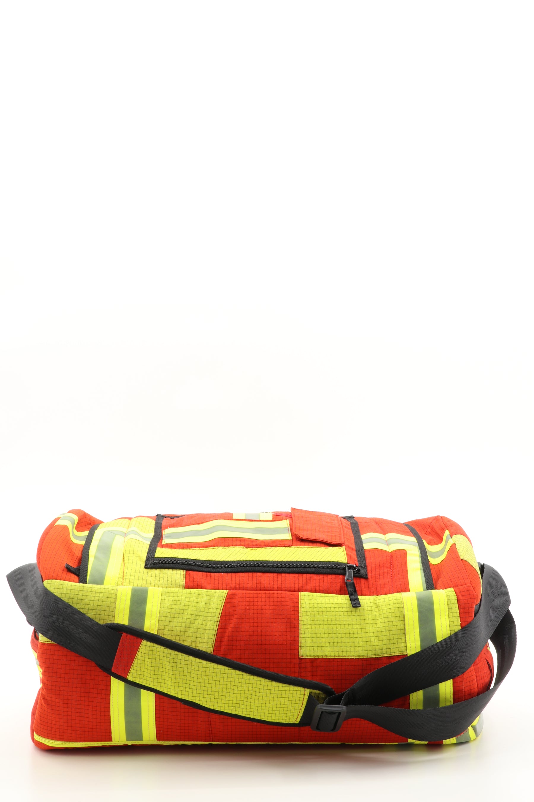Duffel Bag rot aus upgecycelter Feuerwehrkleidung 52x20x31cm