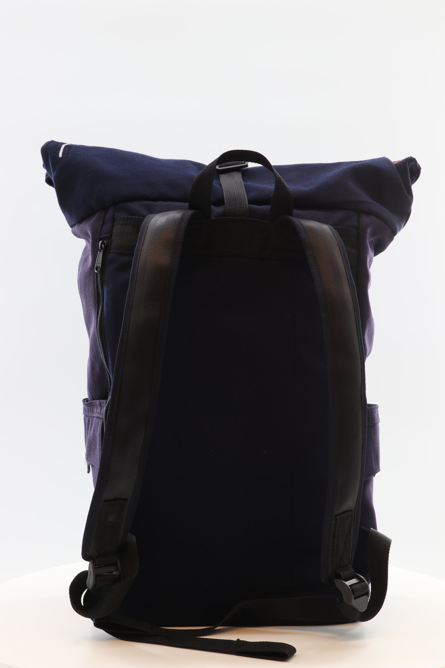 Rolltop Rucksack blau aus upgecyceltem Feuerwehrausgehanzug 63x27x17cm