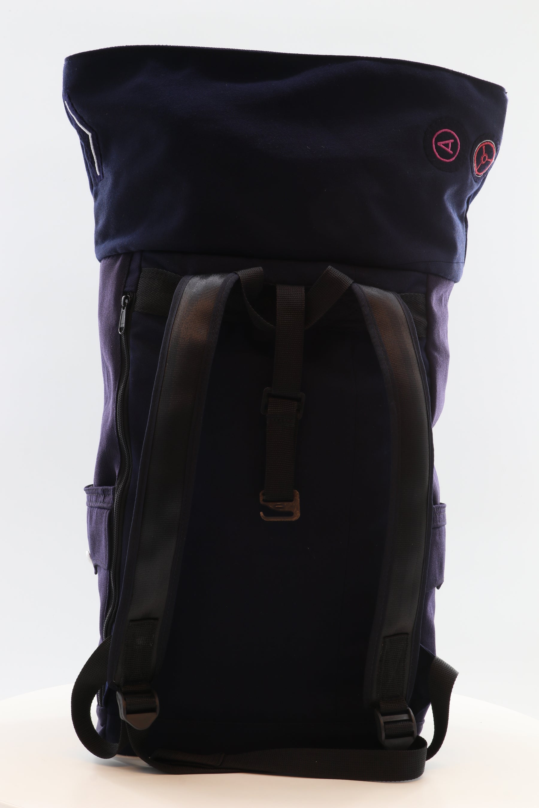 Rolltop Rucksack blau aus upgecyceltem Feuerwehrausgehanzug 63x27x17cm