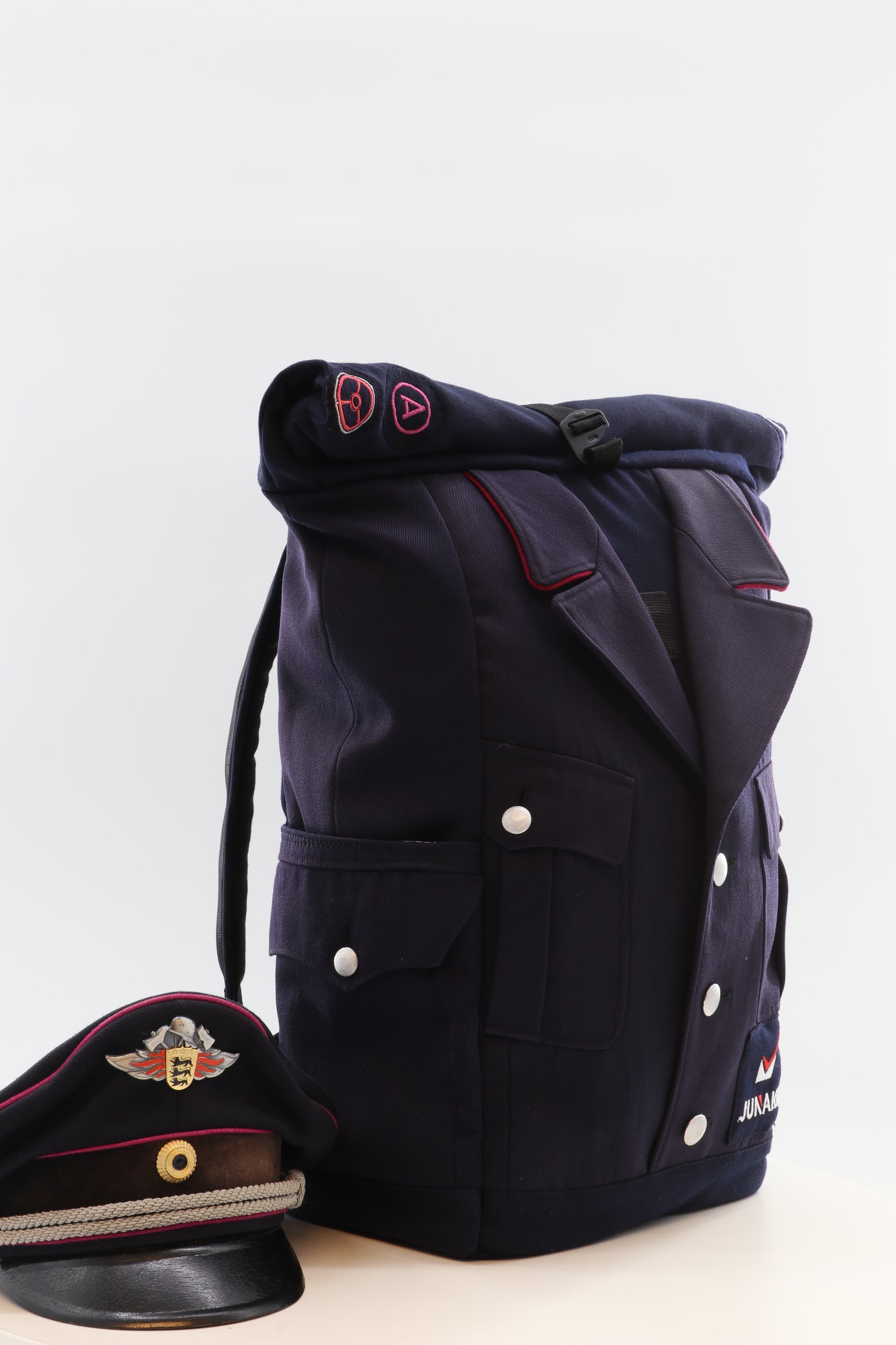 Rolltop Rucksack blau aus upgecyceltem Feuerwehrausgehanzug 63x27x17cm