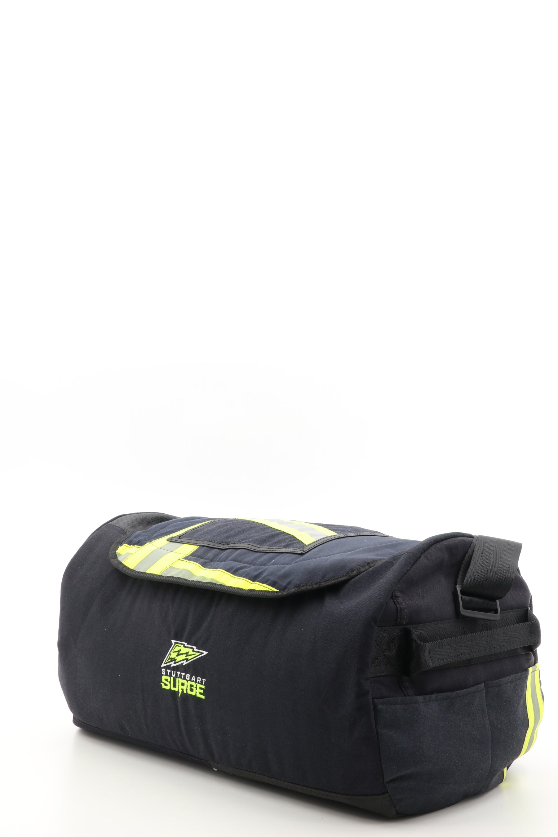 Surge Sporttasche schwarz gelb aus upgecycelter Feuerwehrkleidung 52x20x31cm