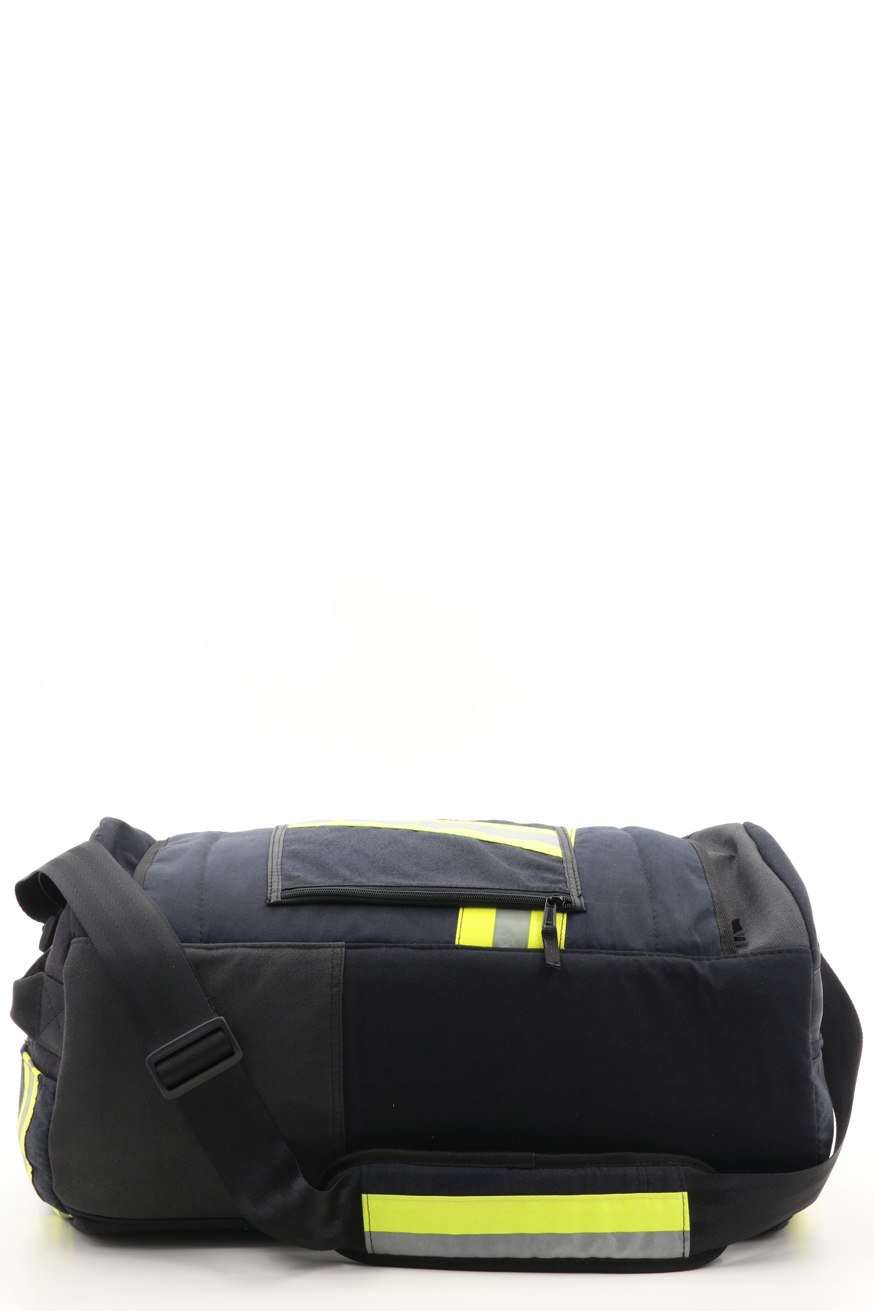 Surge Sporttasche schwarz gelb aus upgecycelter Feuerwehrkleidung 52x20x31cm