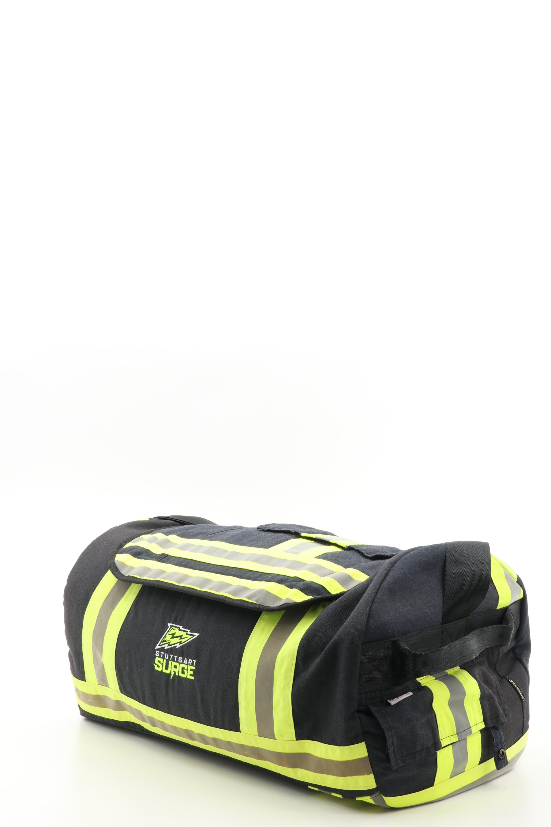 Surge Sporttasche schwarz gelb aus upgecycelter Feuerwehrkleidung 52x20x31cm