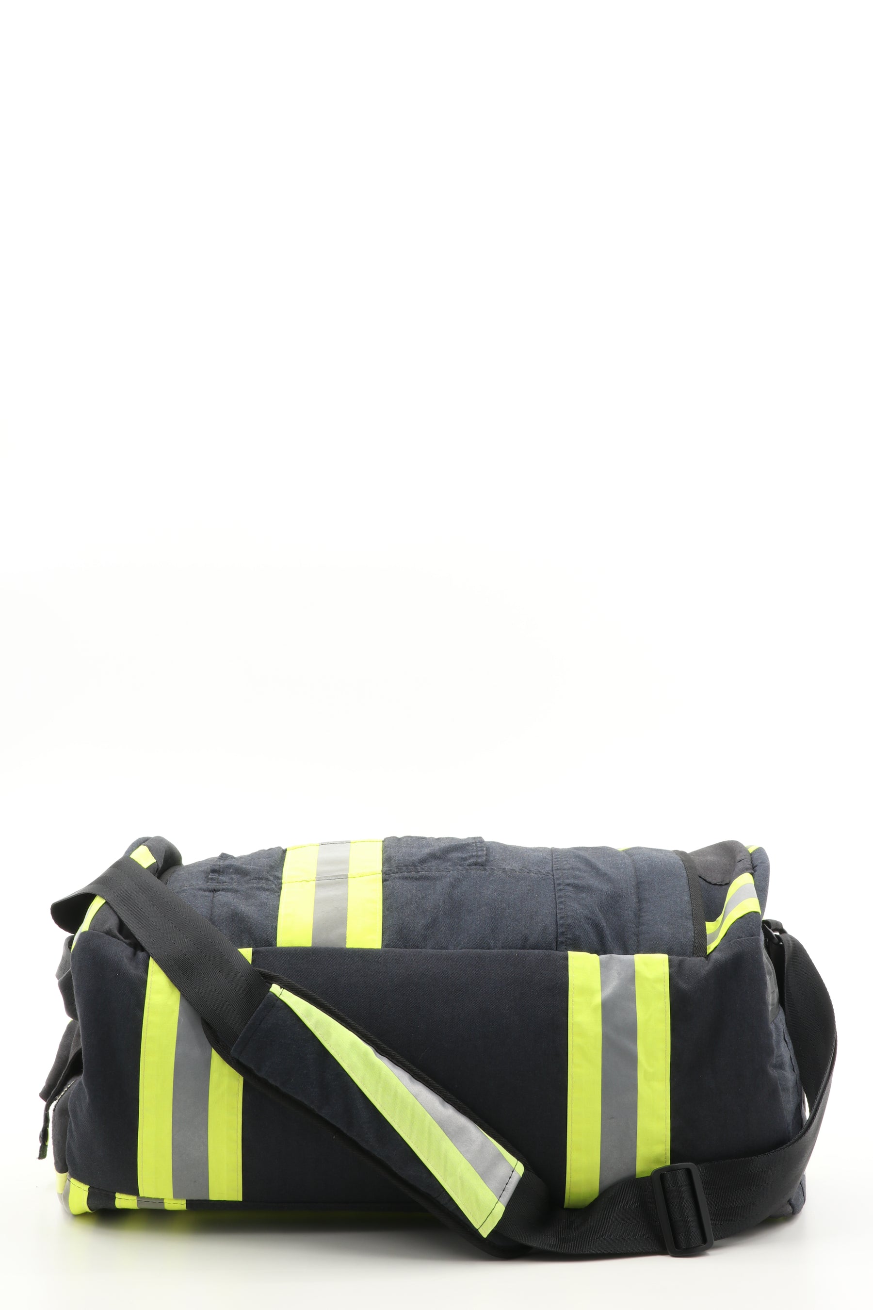 Surge Sporttasche schwarz gelb aus upgecycelter Feuerwehrkleidung 52x20x31cm