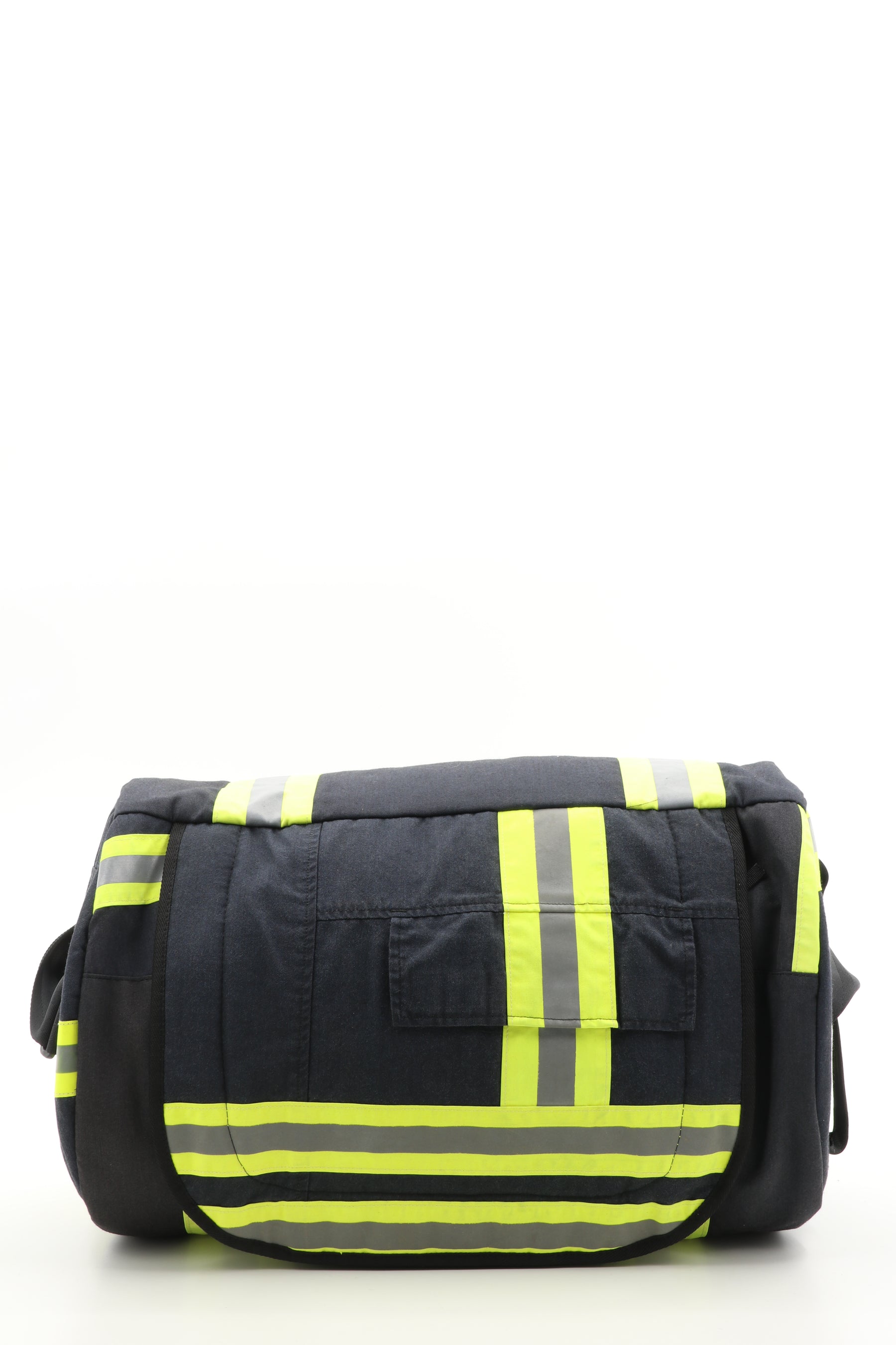 Surge Sporttasche schwarz gelb aus upgecycelter Feuerwehrkleidung 52x20x31cm