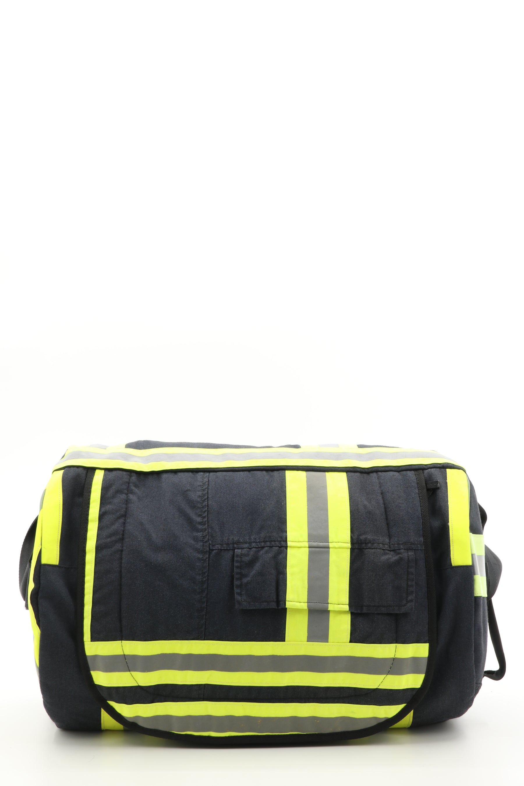 Surge Sporttasche schwarz gelb aus upgecycelter Feuerwehrkleidung 52x20x31cm