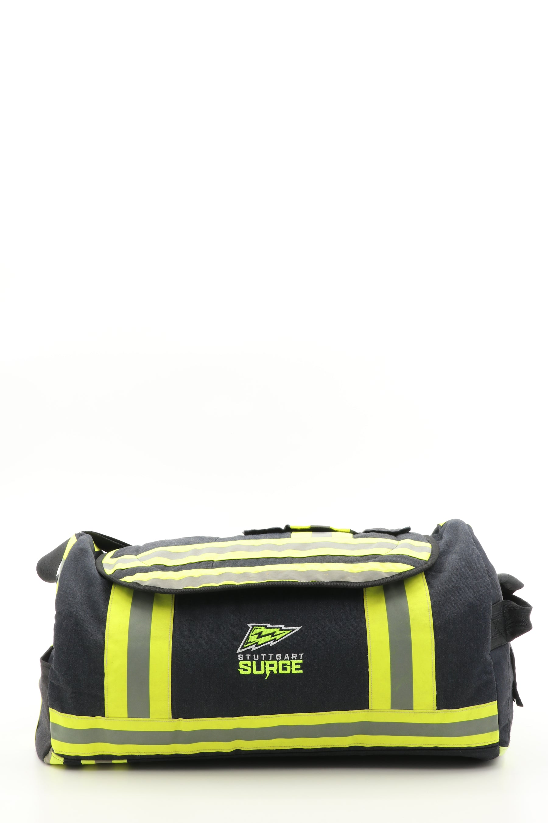 Surge Sporttasche schwarz gelb aus upgecycelter Feuerwehrkleidung 52x20x31cm