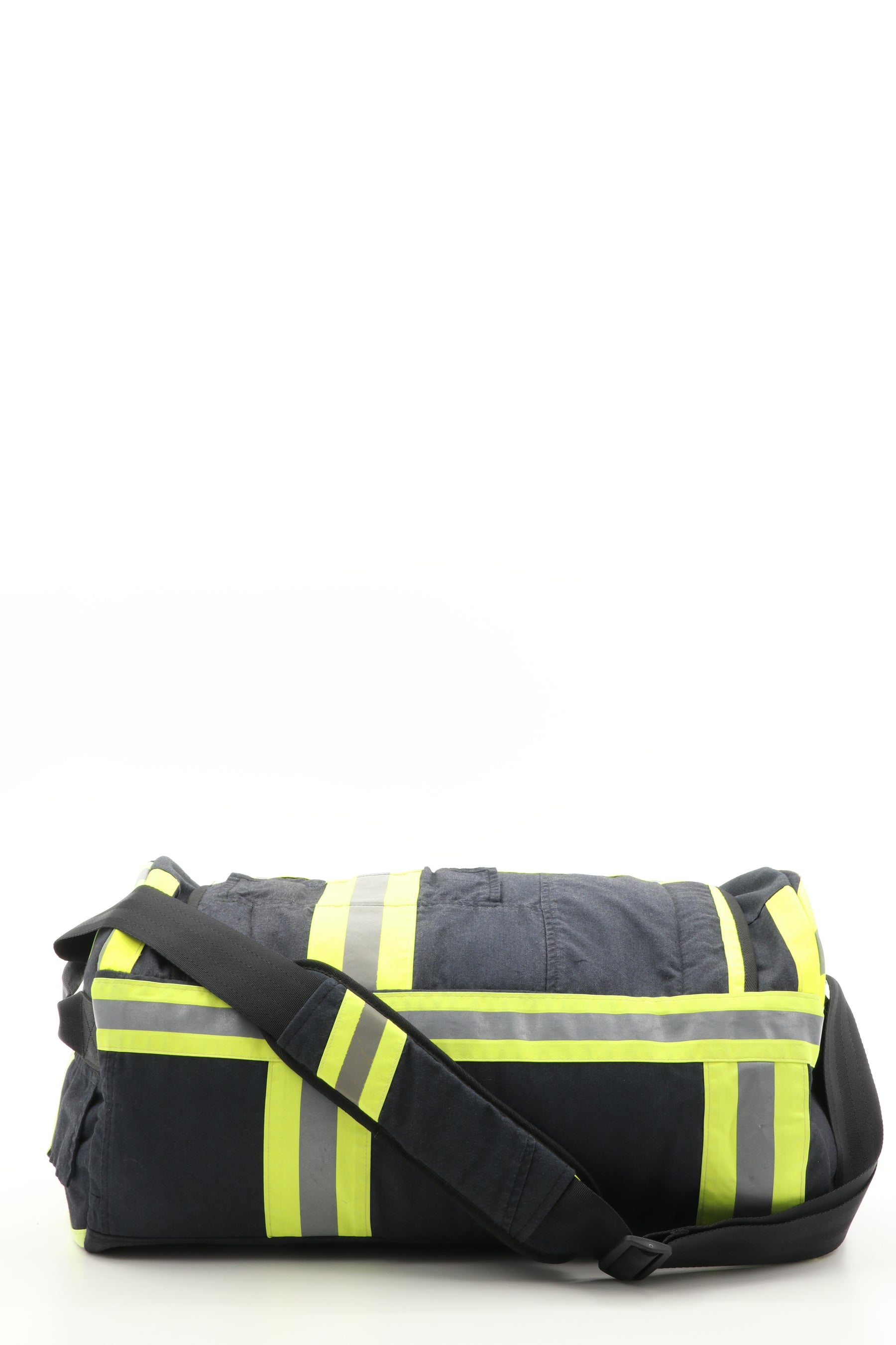 Surge Sporttasche schwarz gelb aus upgecycelter Feuerwehrkleidung 52x20x31cm