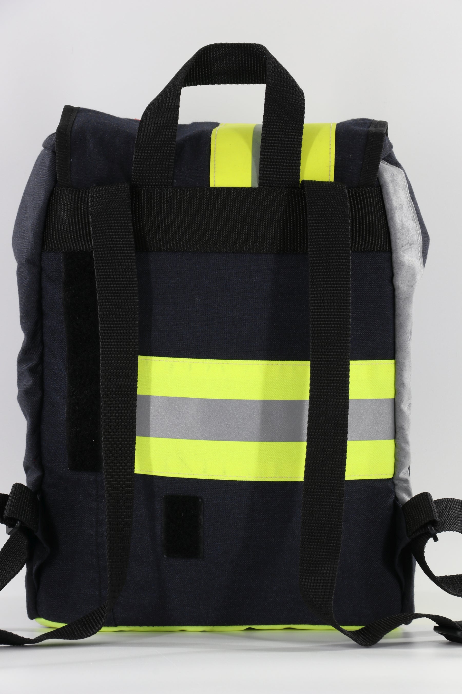 Mini Rucksack Klassik schwarz gelb aus upgecycelter Feuerwehrkleidung 23x32x10cm