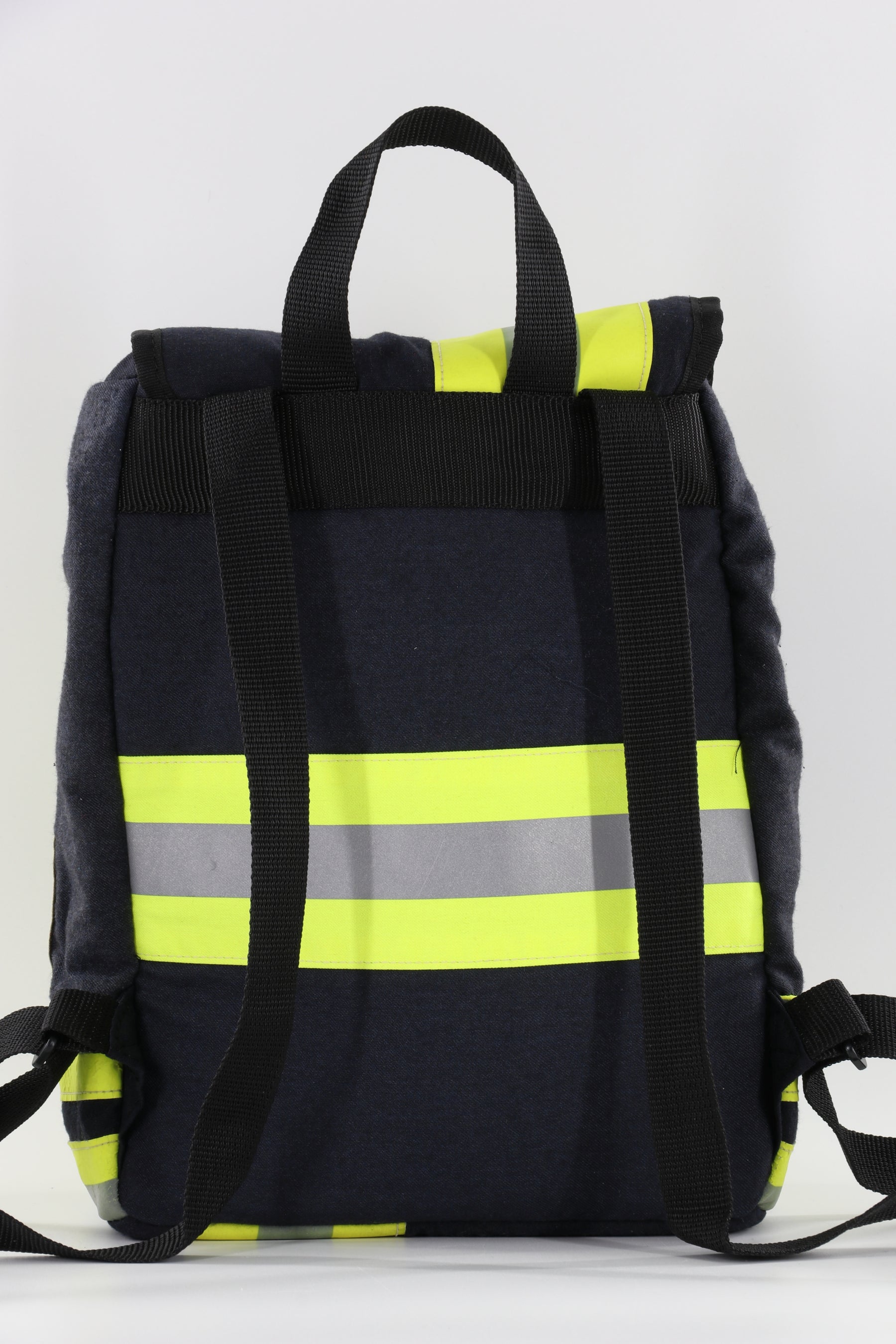 Mini Rucksack Klassik schwarz gelb aus upgecycelter Feuerwehrkleidung 23x32x10cm