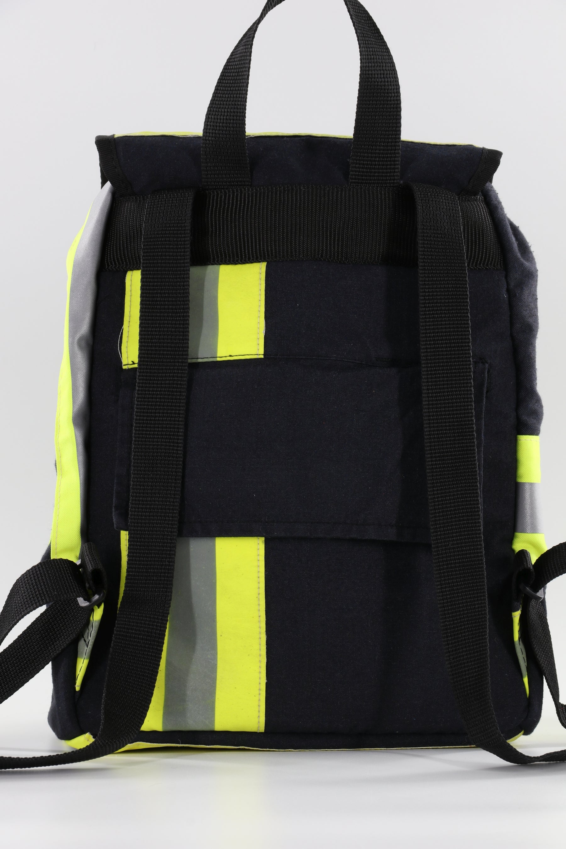 Mini Rucksack Klassik schwarz gelb aus upgecycelter Feuerwehrkleidung 23x32x10cm