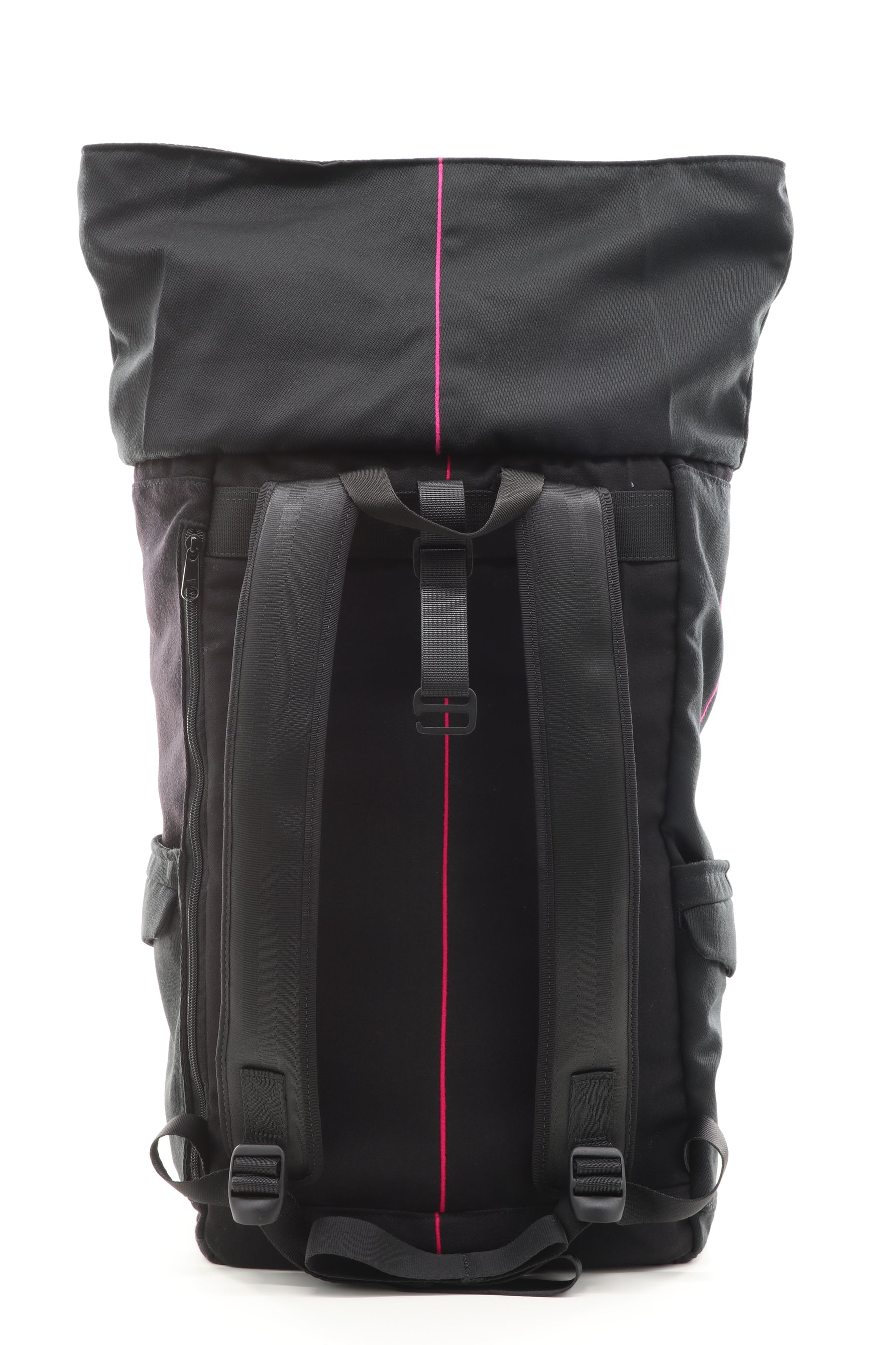 Rolltop Rucksack schwarz aus upgecyceltem Feuerwehrausgehanzug 63x27x17cm