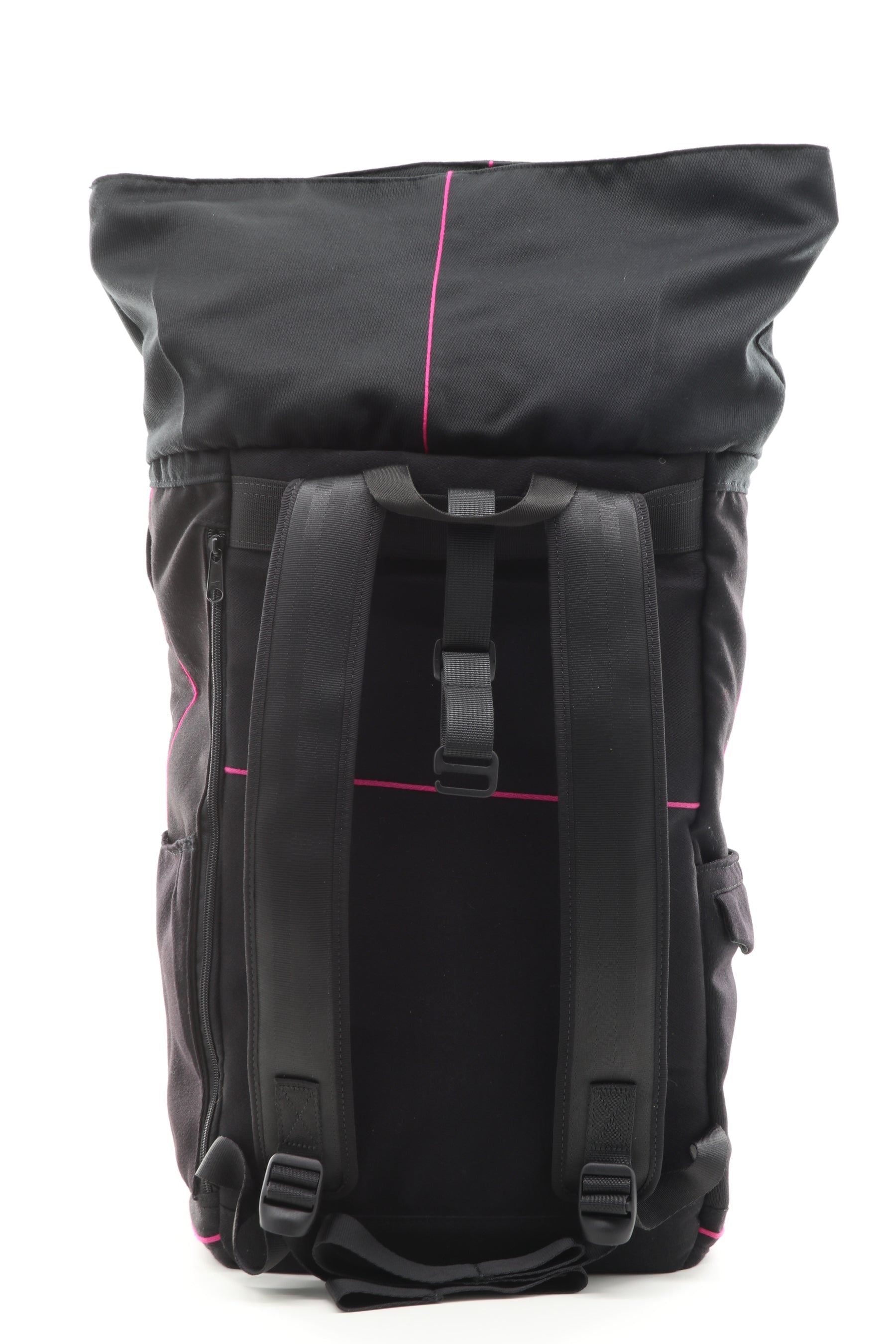 Rolltop Rucksack schwarz aus upgecyceltem Feuerwehrausgehanzug 63x27x17cm
