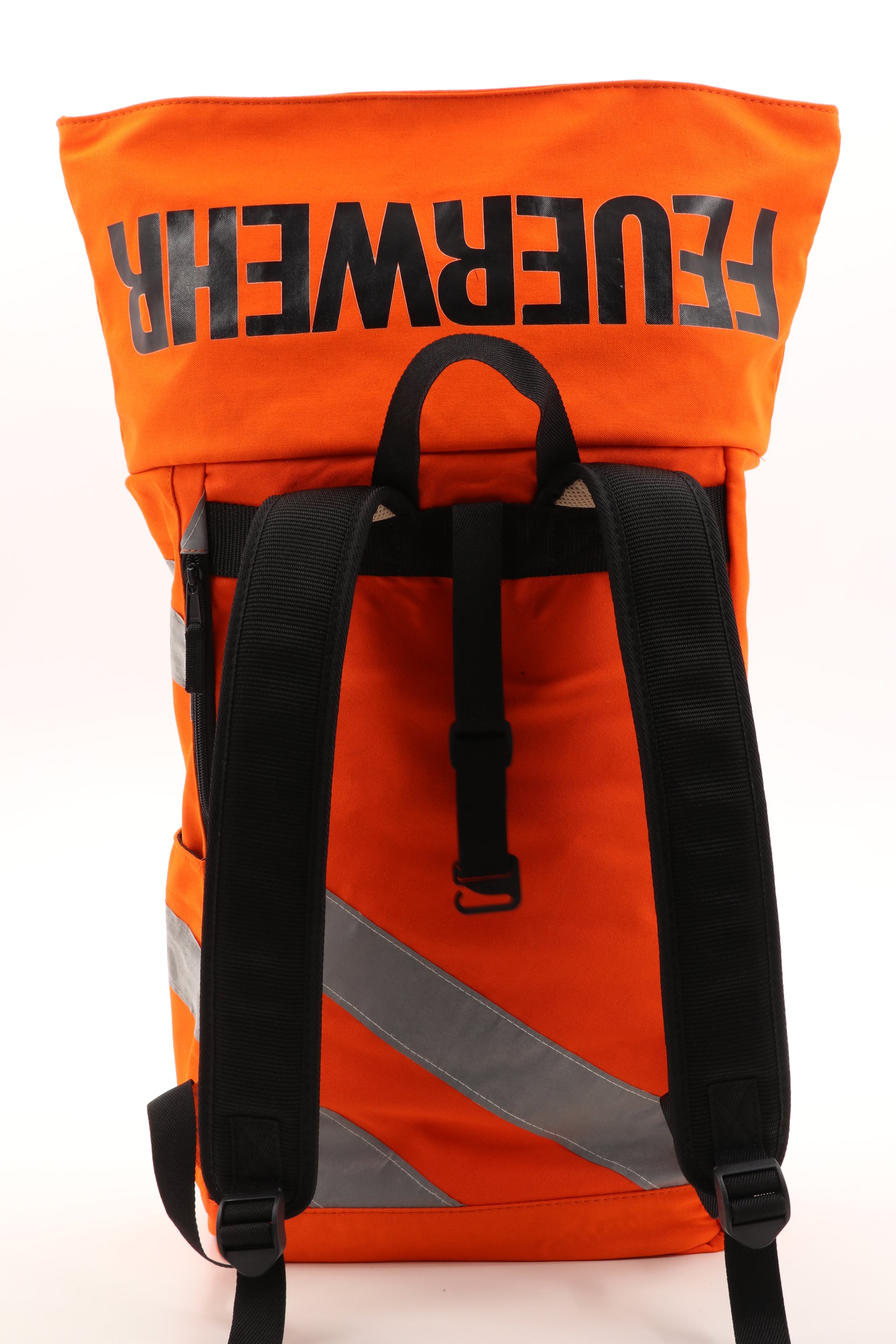 Rolltop Rucksack orange aus upgecycelter Feuerwehrkleidung 63x27x17cm
