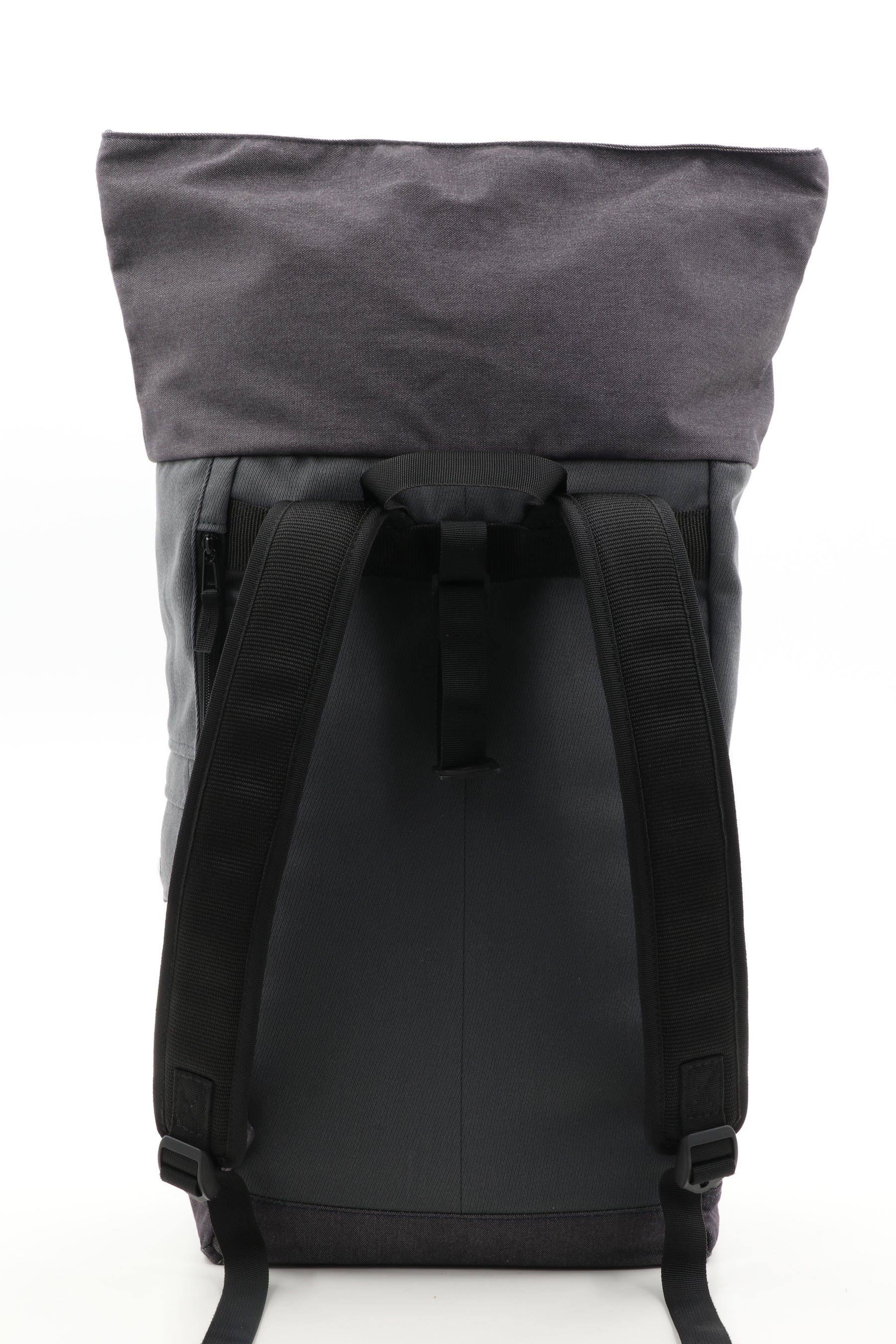 Rolltop Rucksack grau aus upgecyceltem Rettungsdienstausgehanzug 63x27x17cm