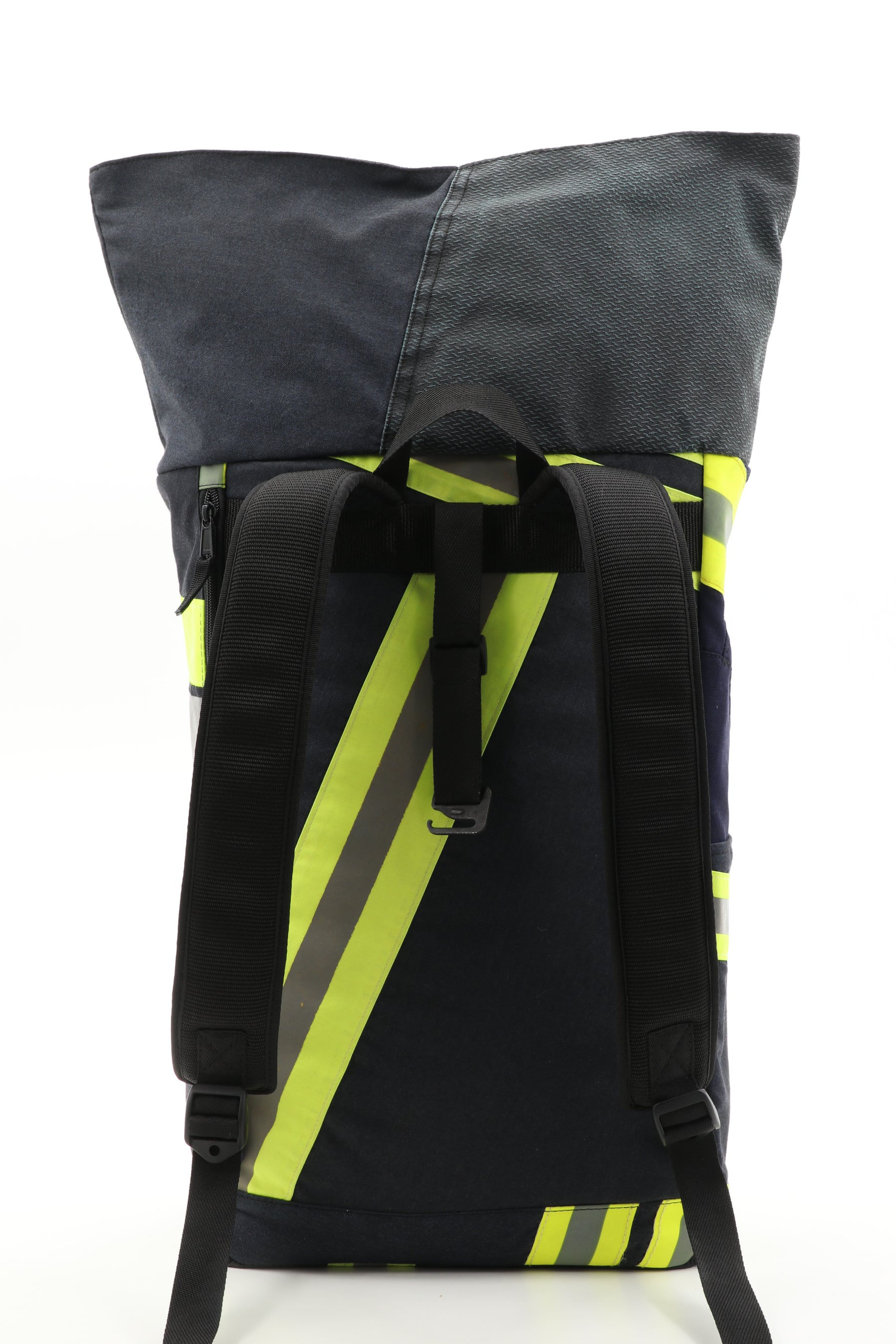 Rolltop Rucksack schwarz gelb aus upgecycelter Feuerwehrkleidung 63x27x17cm
