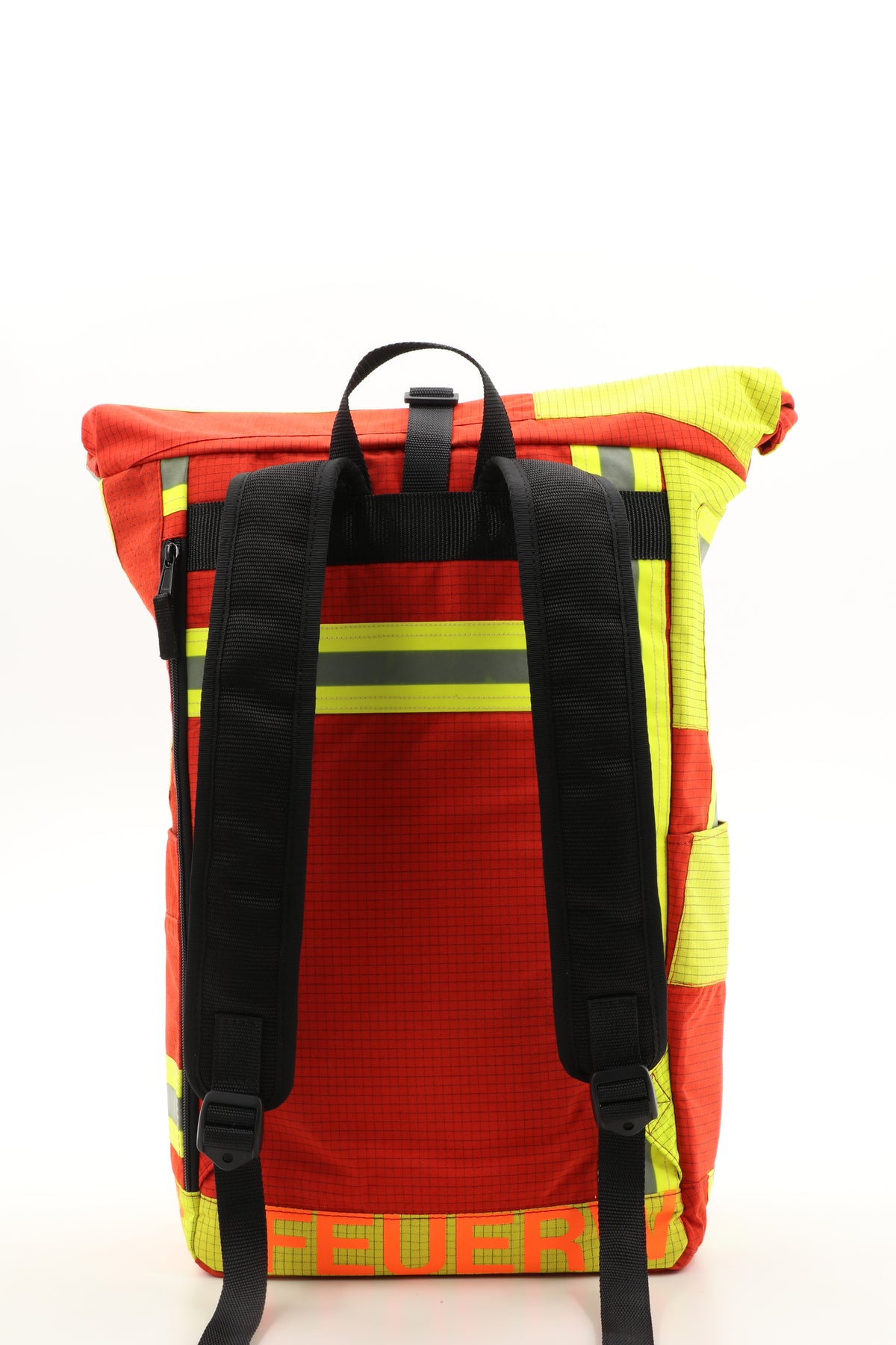 Rolltop Rucksack rot aus upgecycelter Feuerwehrkleidung 63x27x17cm