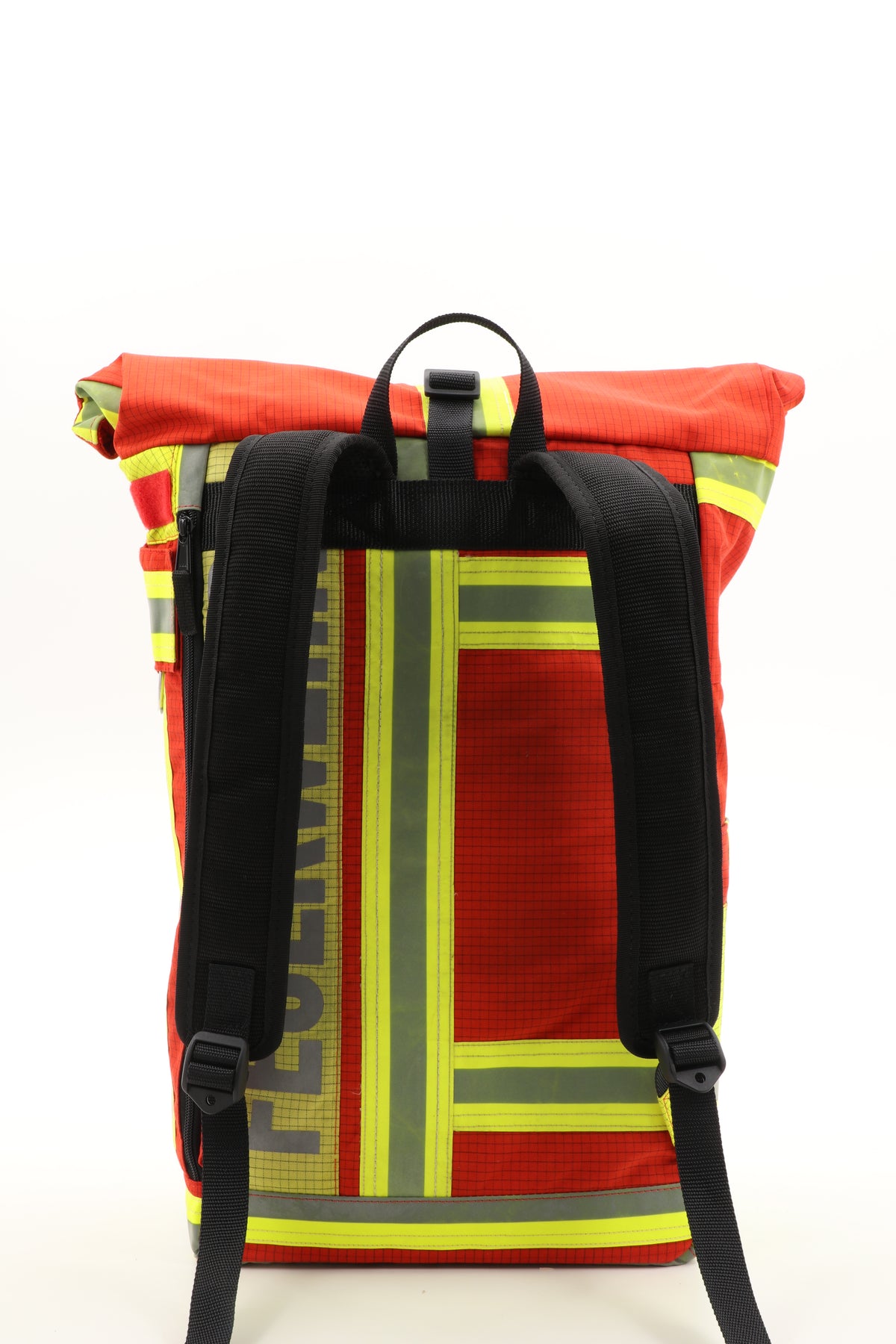 Rolltop Rucksack rot aus upgecycelter Feuerwehrkleidung 63x27x17cm
