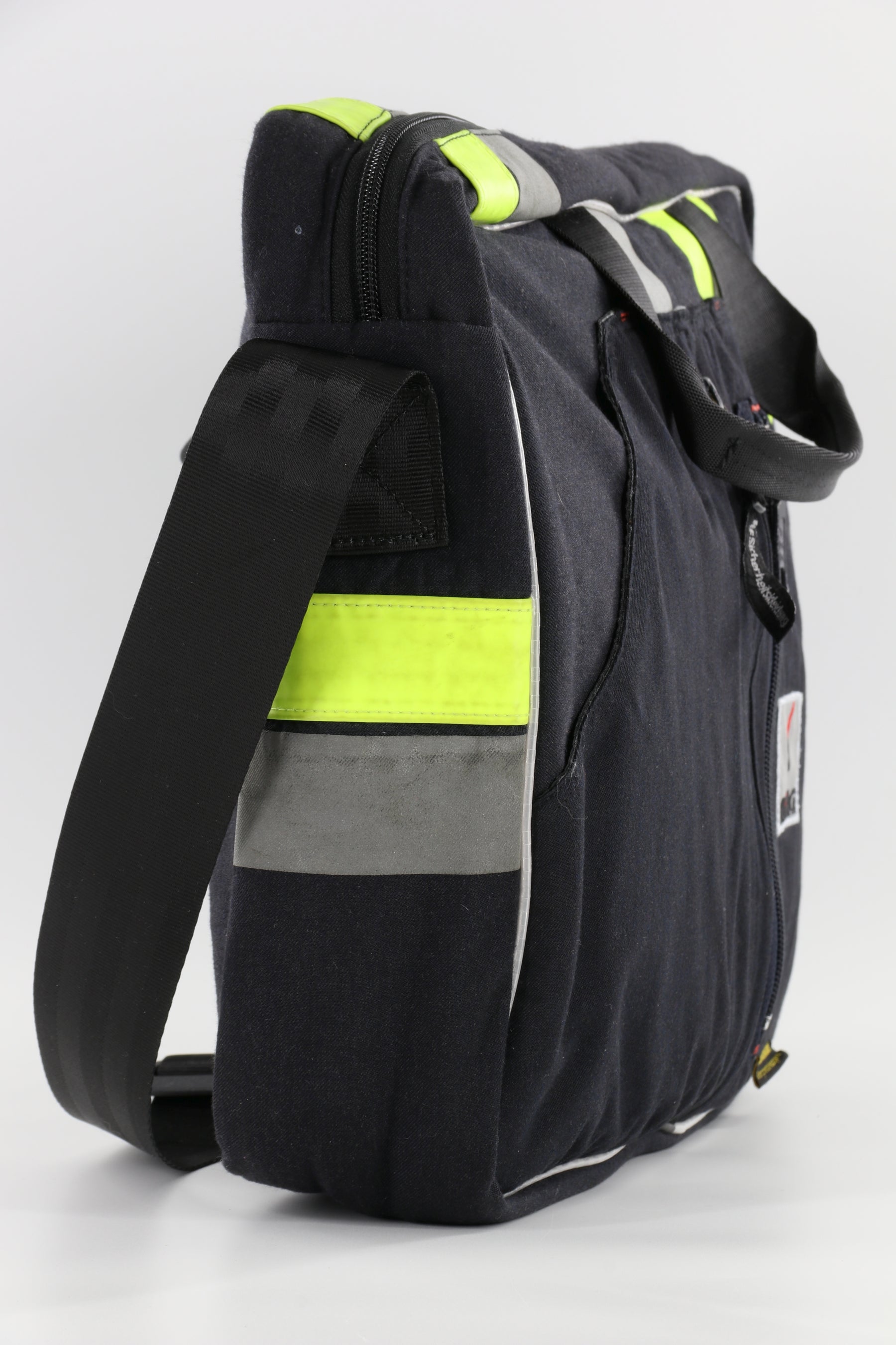 Laptoptasche schwarz gelb aus upgecycelter Feuerwehrkleidung 39x30x10cm