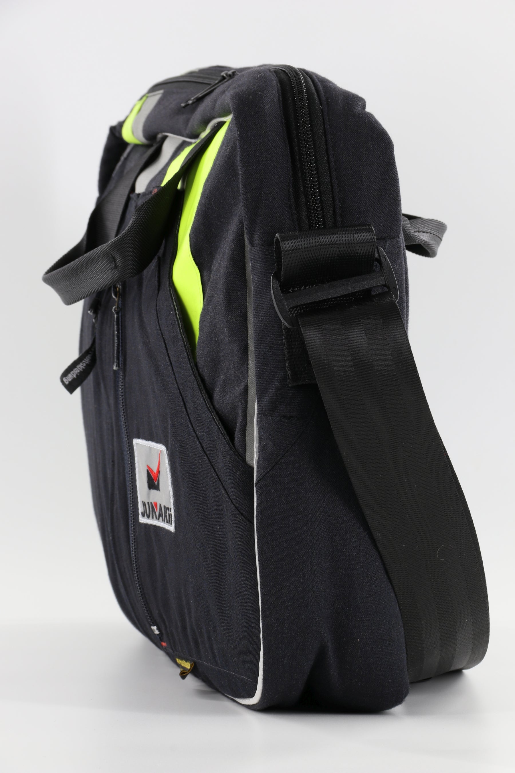 Laptoptasche schwarz gelb aus upgecycelter Feuerwehrkleidung 39x30x10cm