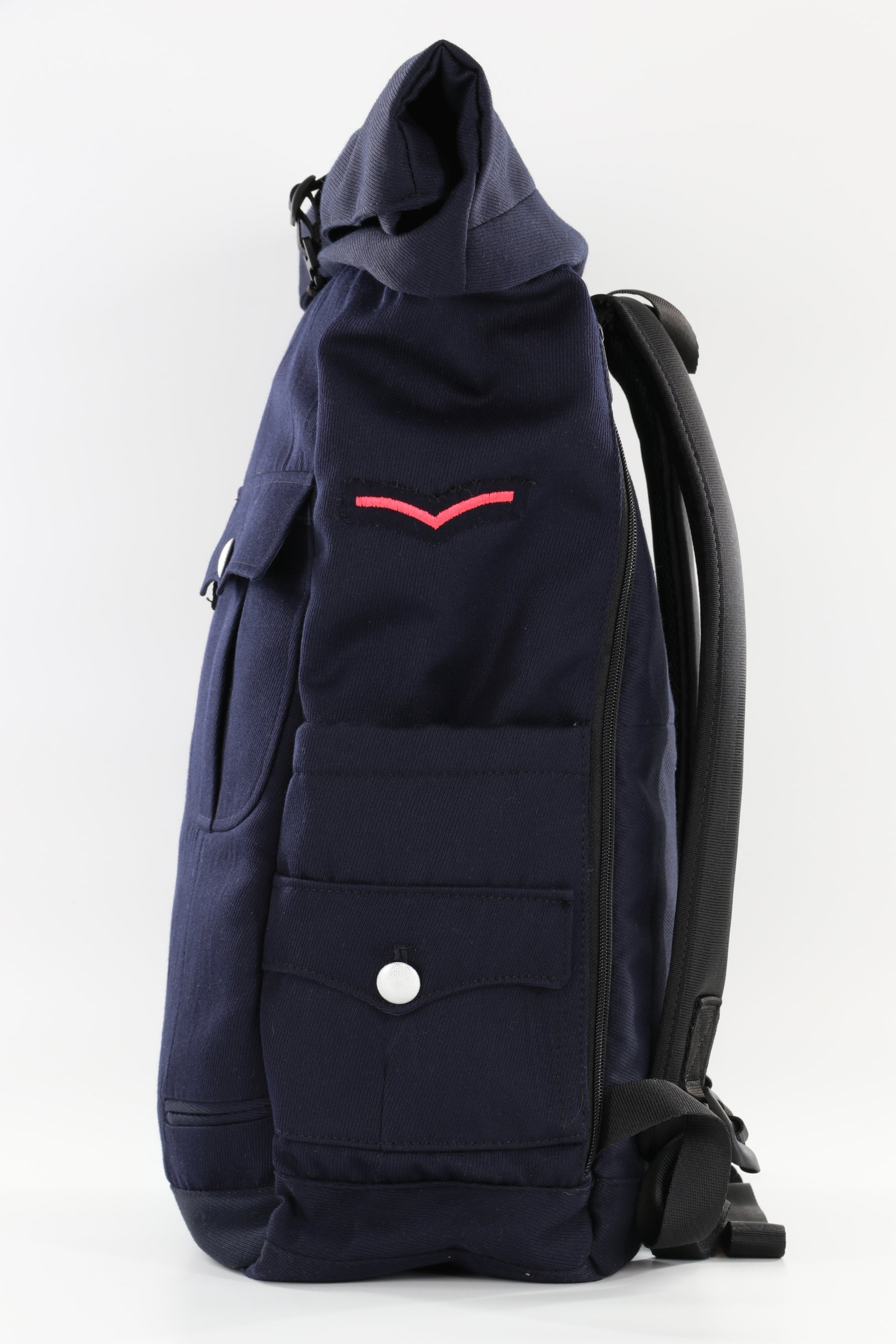 Rolltop Rucksack blau aus upgecyceltem Feuerwehrausgehanzug 63x27x17cm