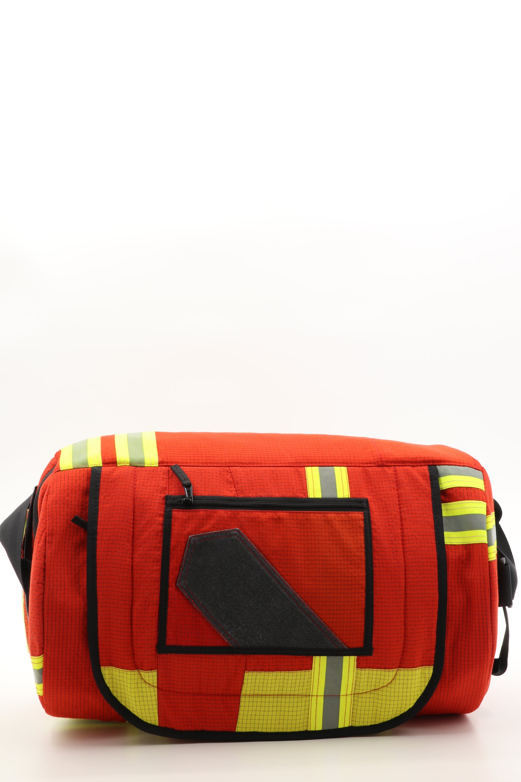 Duffel Bag rot aus upgecycelter Feuerwehrkleidung 52x20x31cm