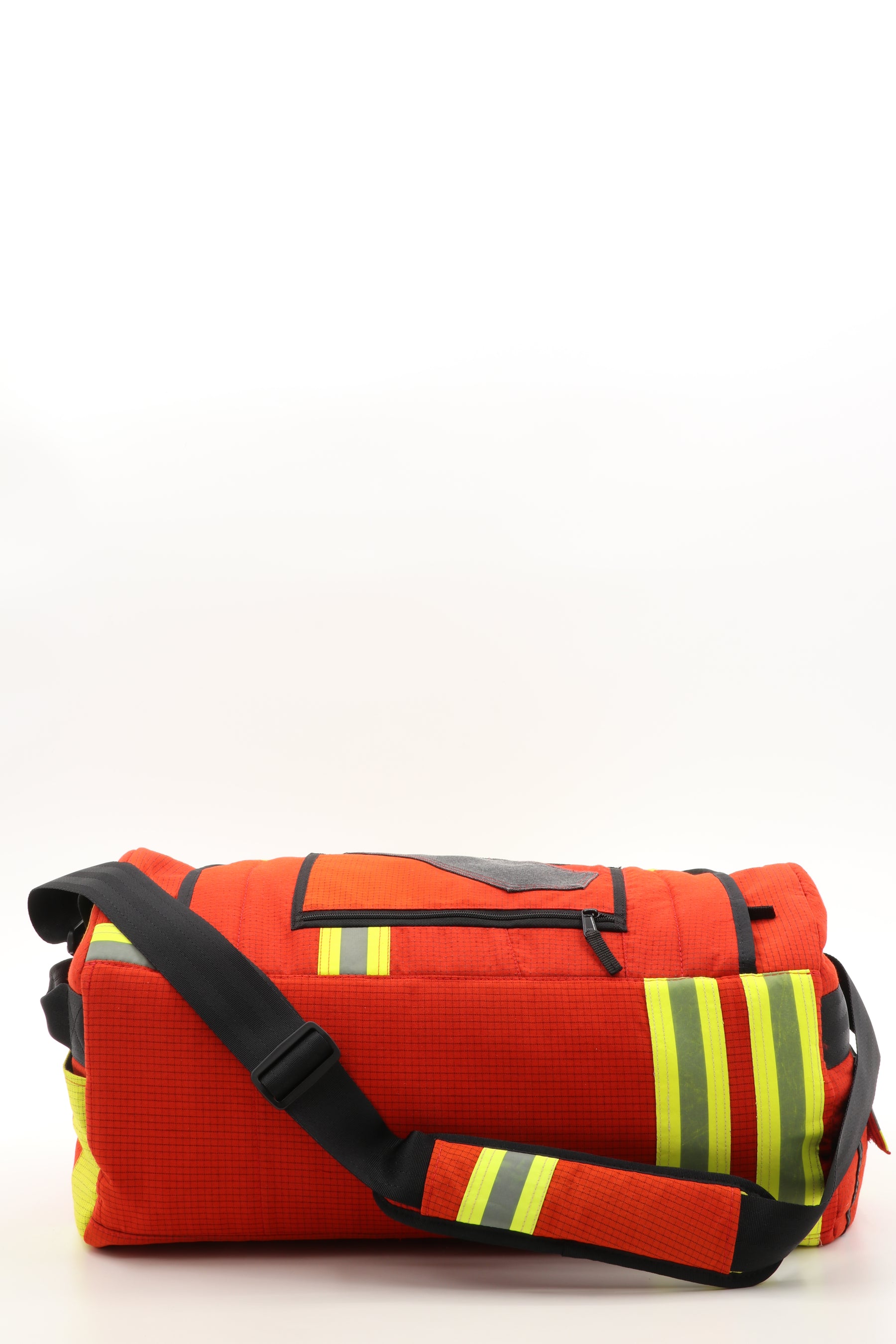 Duffel Bag rot aus upgecycelter Feuerwehrkleidung 52x20x31cm