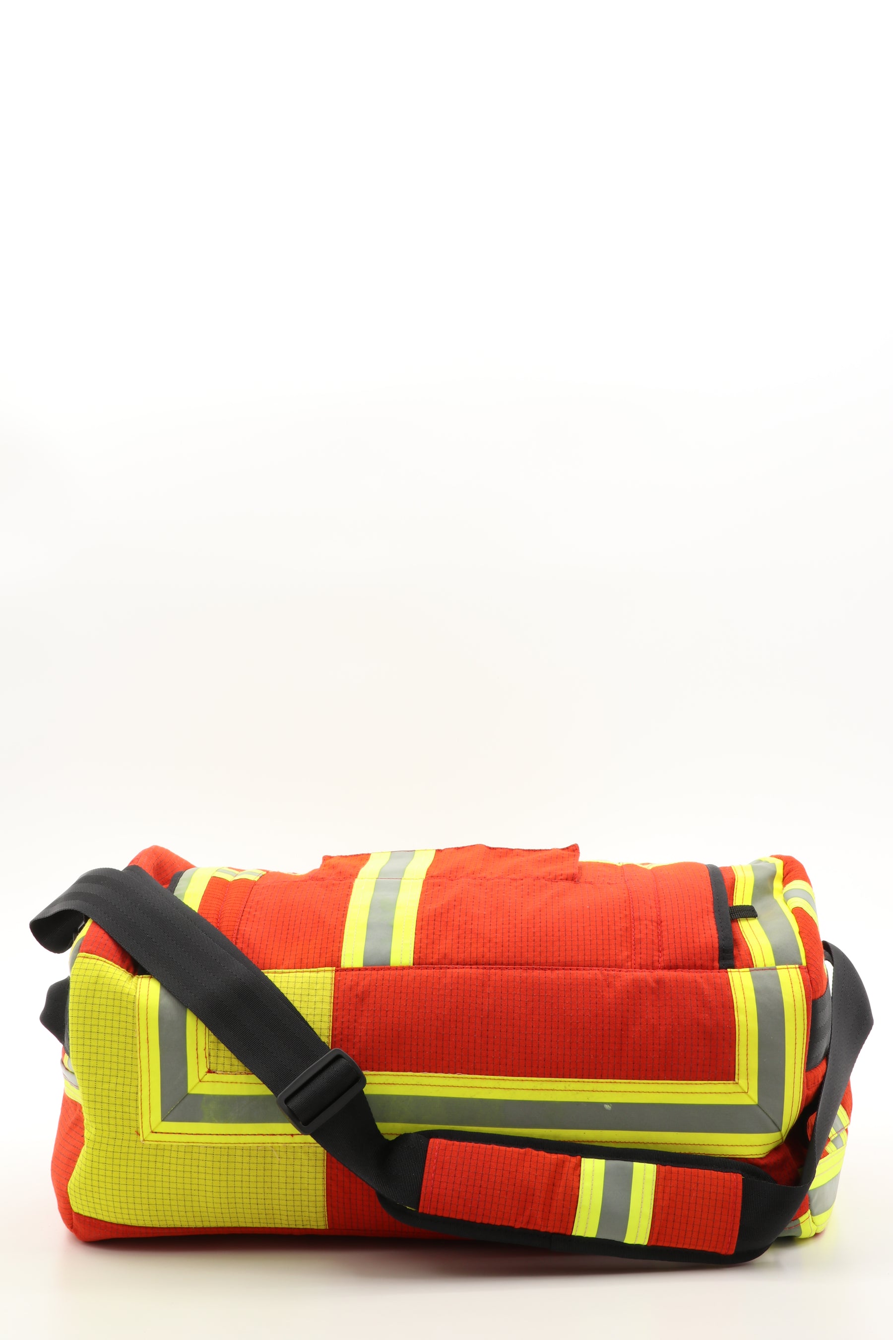 Duffel Bag rot aus upgecycelter Feuerwehrkleidung 52x20x31cm