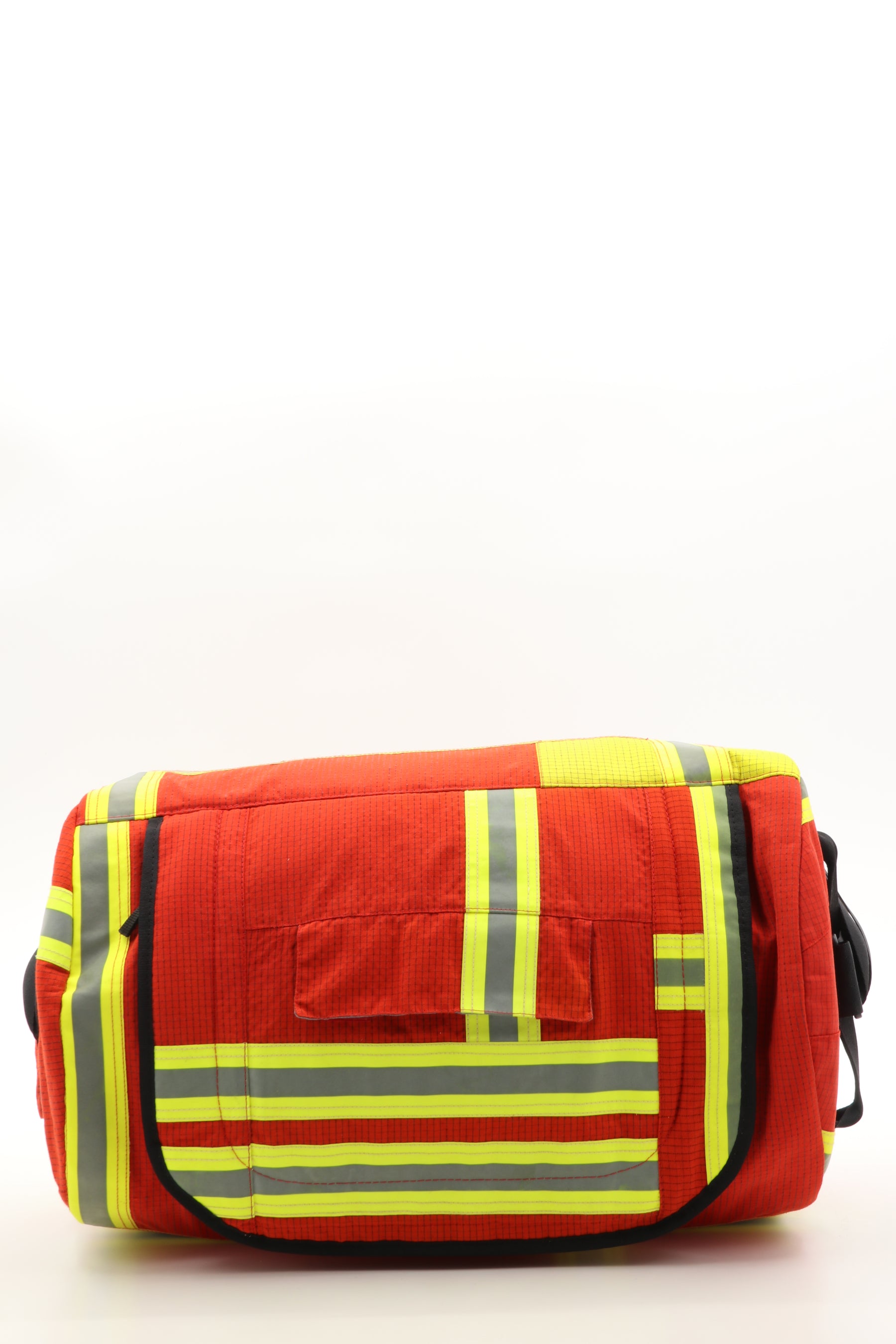 Duffel Bag rot aus upgecycelter Feuerwehrkleidung 52x20x31cm