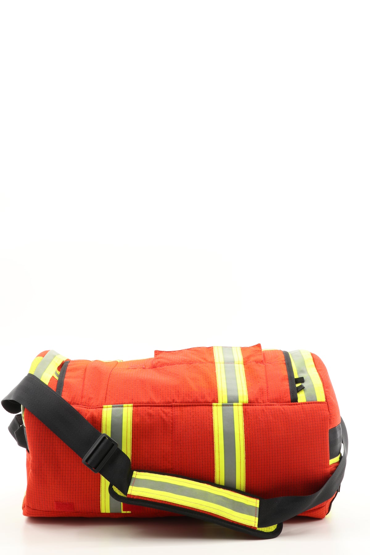 Duffel Bag rot aus upgecycelter Feuerwehrkleidung 52x20x31cm