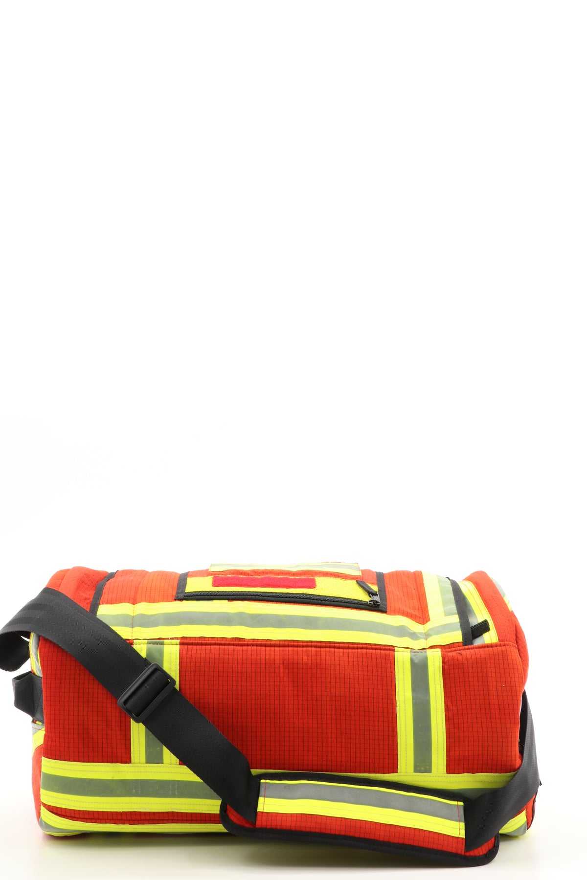 Duffel Bag rot aus upgecycelter Feuerwehrkleidung 52x20x31cm