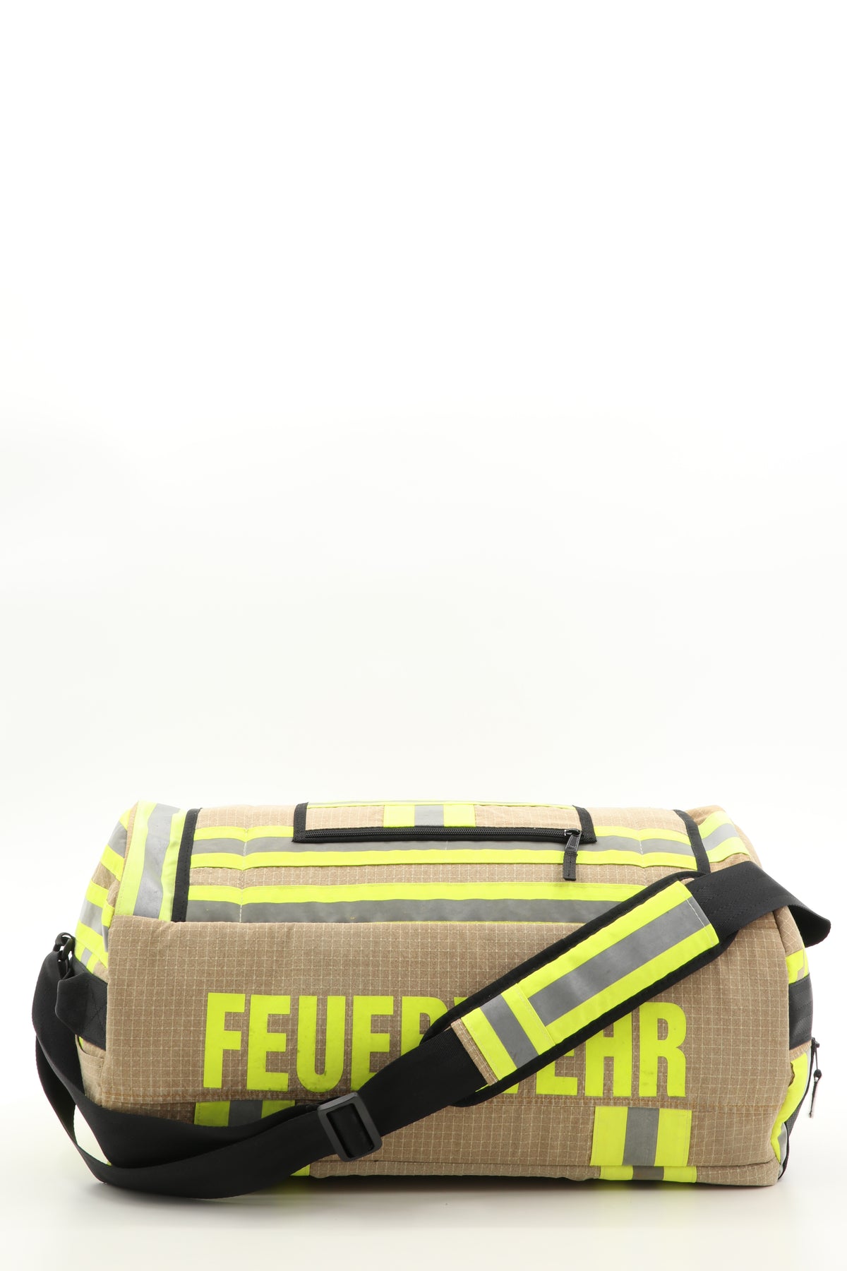 Duffel Bag beige aus upgecycelter Feuerwehrkleidung 52x20x31cm