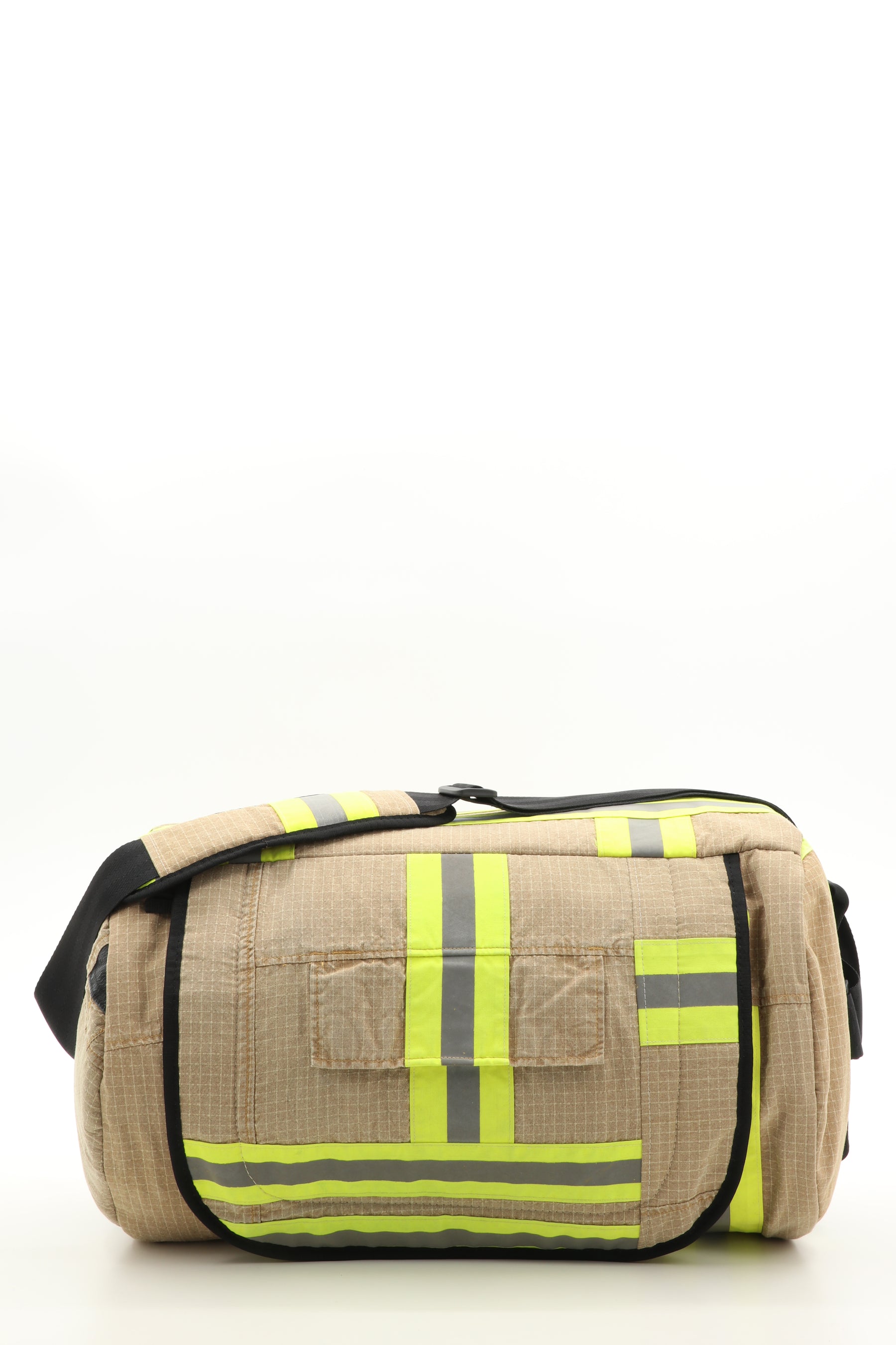 Duffel Bag beige aus upgecycelter Feuerwehrkleidung 52x20x31cm