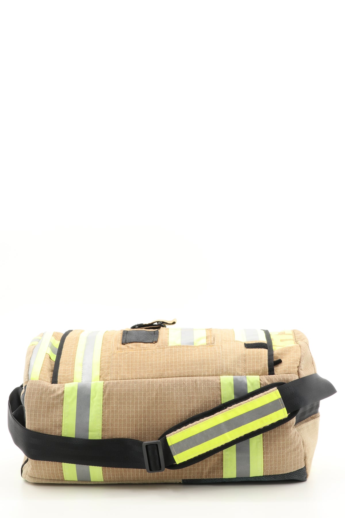 Duffel Bag beige aus upgecycelter Feuerwehrkleidung 52x20x31cm