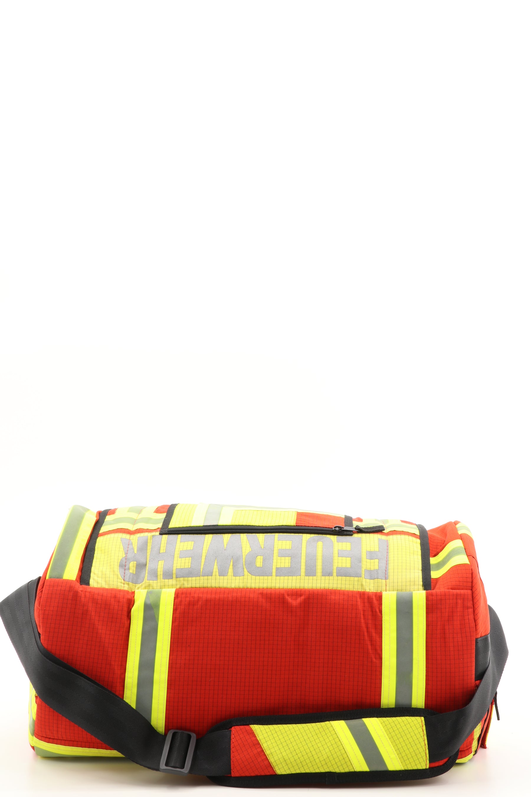Duffel Bag rot aus upgecycelter Feuerwehrkleidung 52x20x31cm