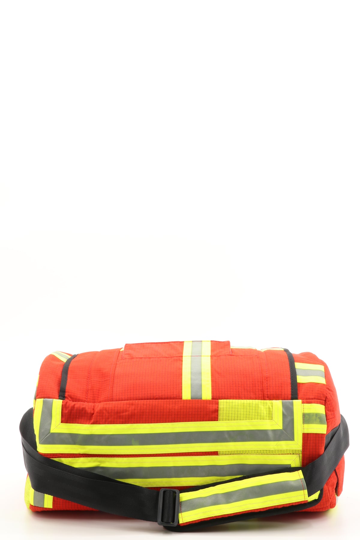 Duffel Bag rot aus upgecycelter Feuerwehrkleidung 52x20x31cm