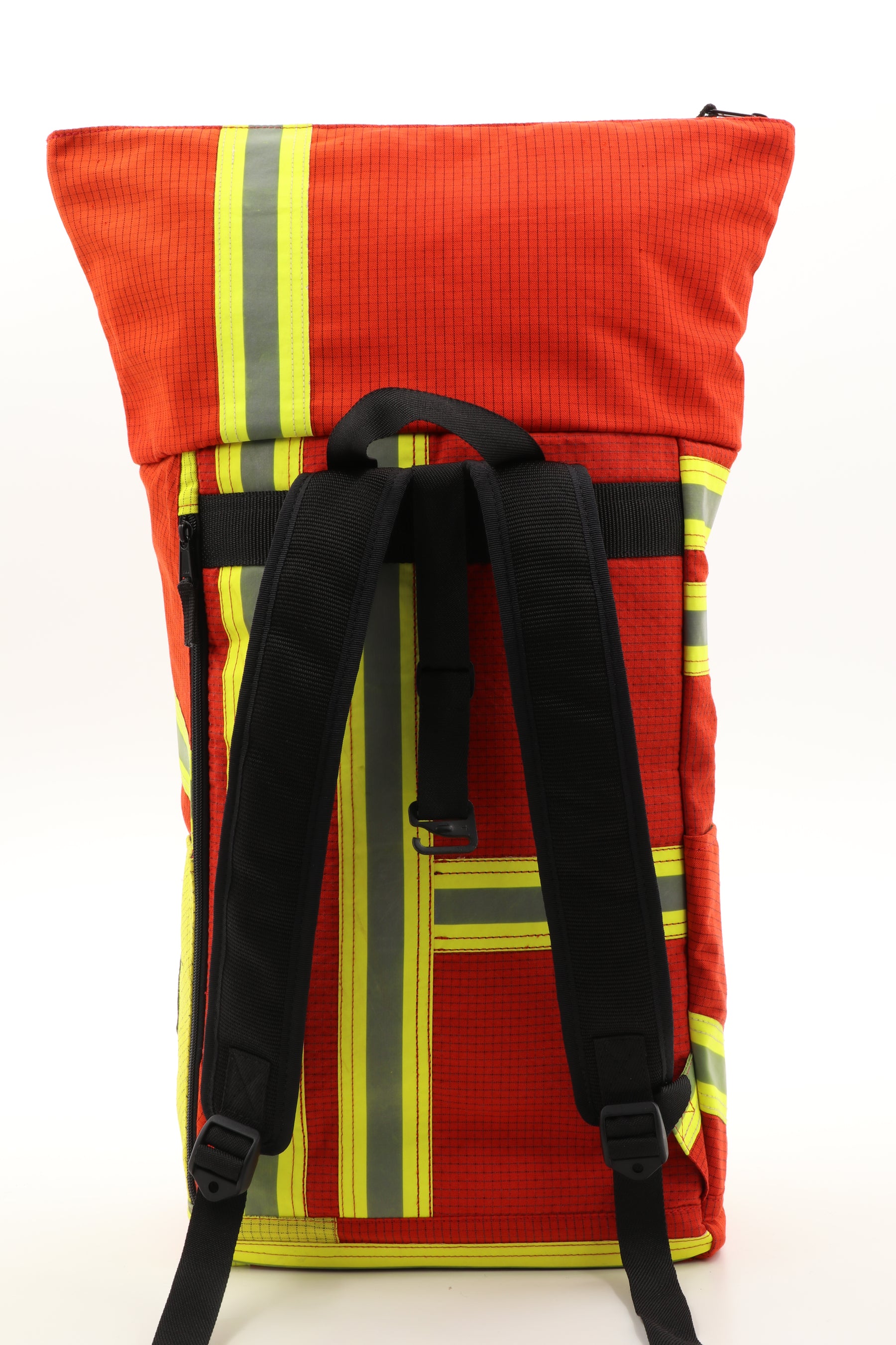 Rolltop Rucksack rot aus upgecycelter Feuerwehrkleidung 63x27x17cm