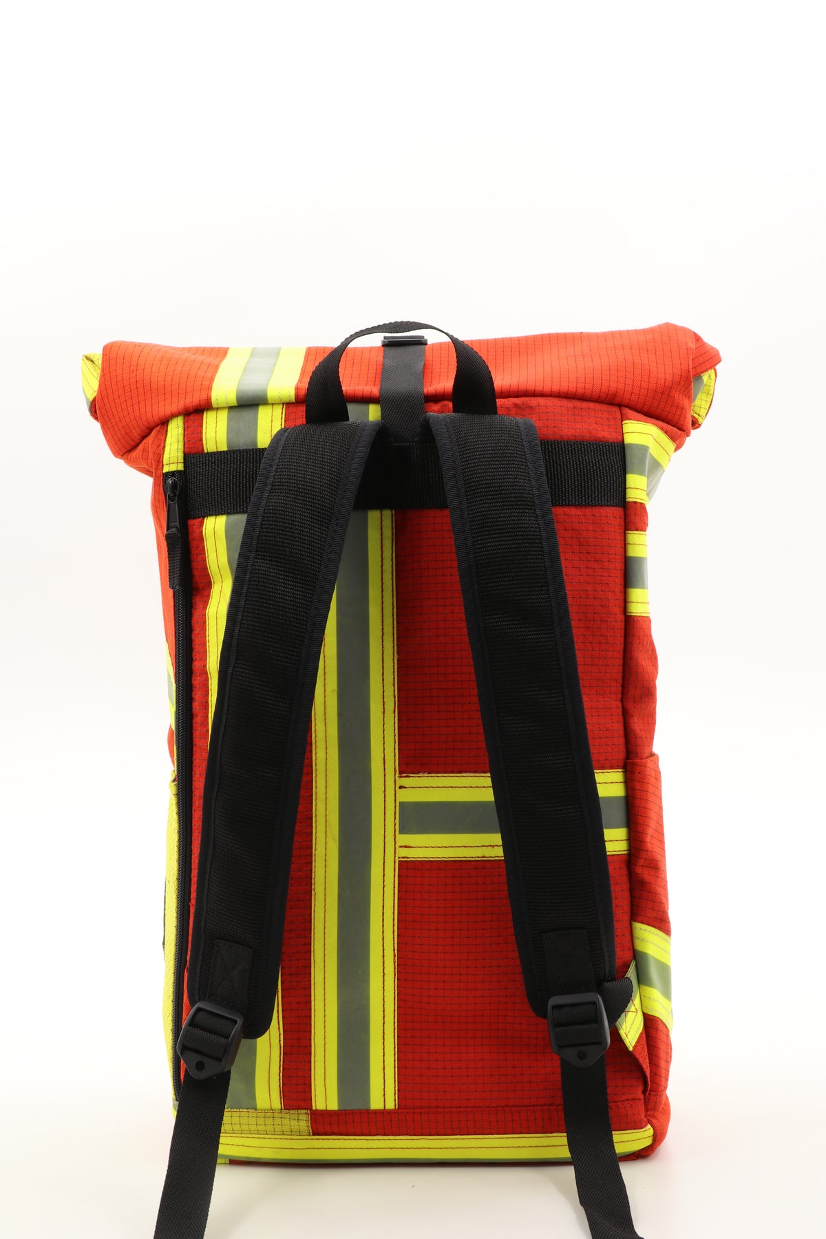 Rolltop Rucksack rot aus upgecycelter Feuerwehrkleidung 63x27x17cm