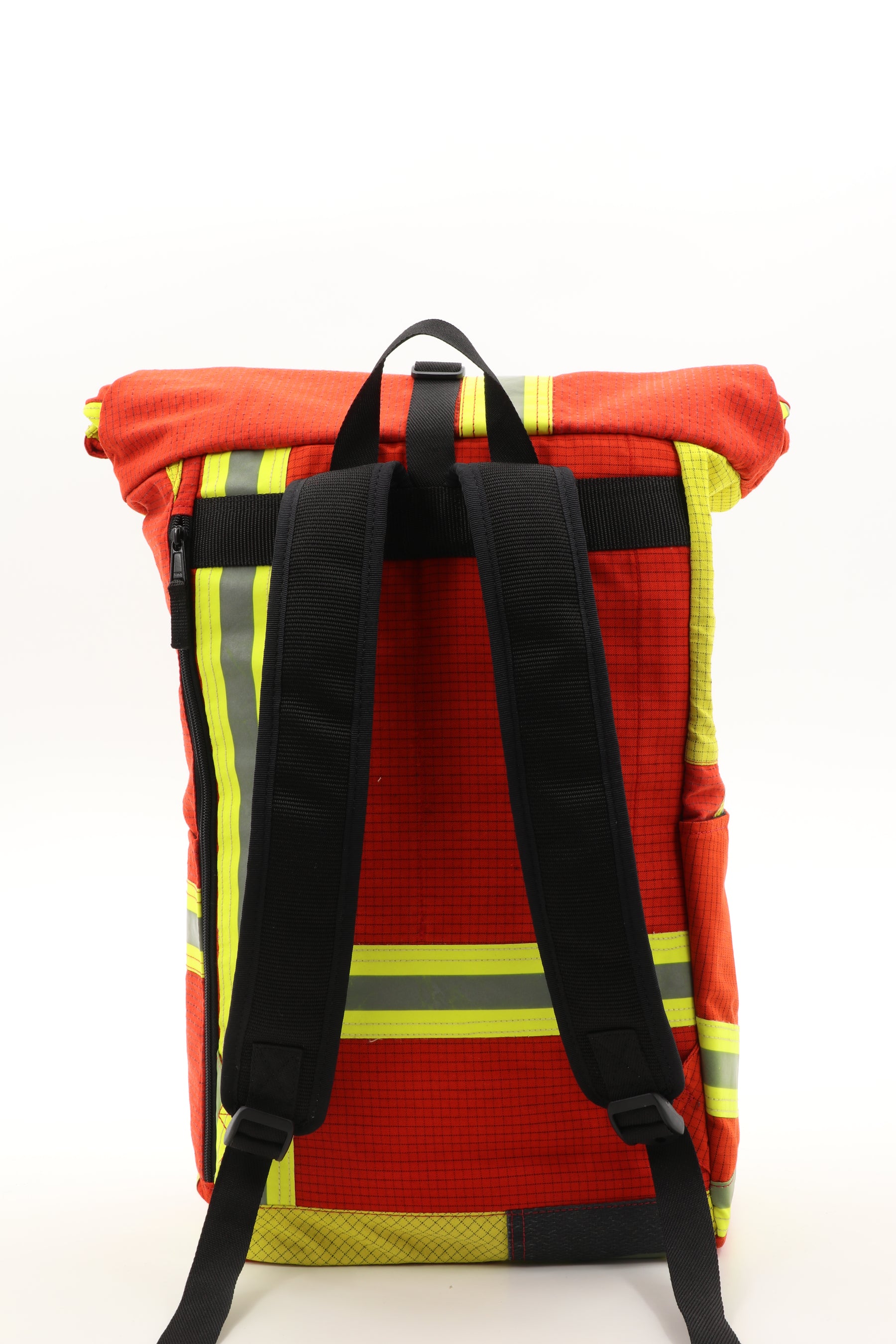 Rolltop Rucksack rot aus upgecycelter Feuerwehrkleidung 63x27x17cm