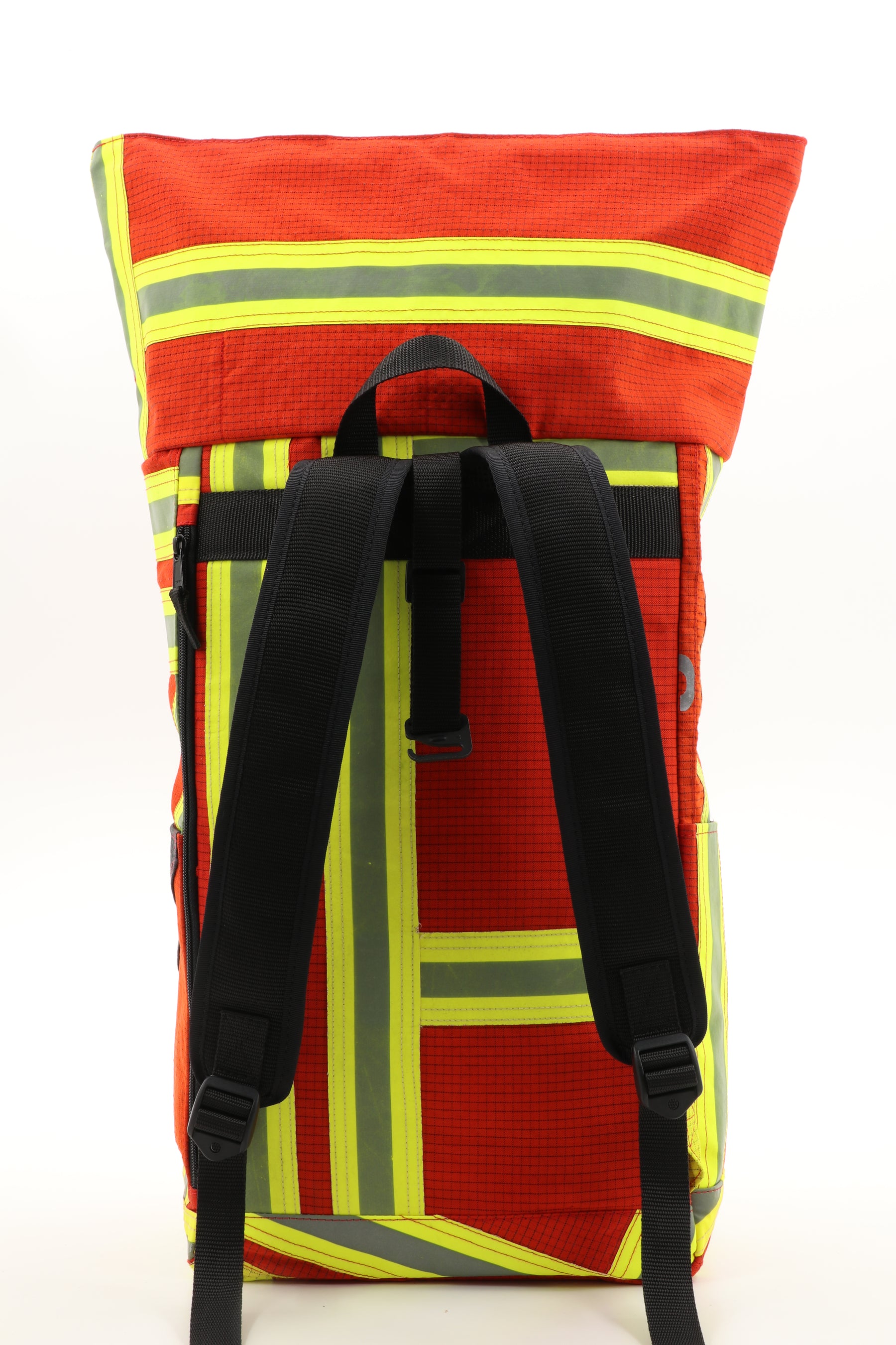 Rolltop Rucksack rot aus upgecycelter Feuerwehrkleidung 63x27x17cm