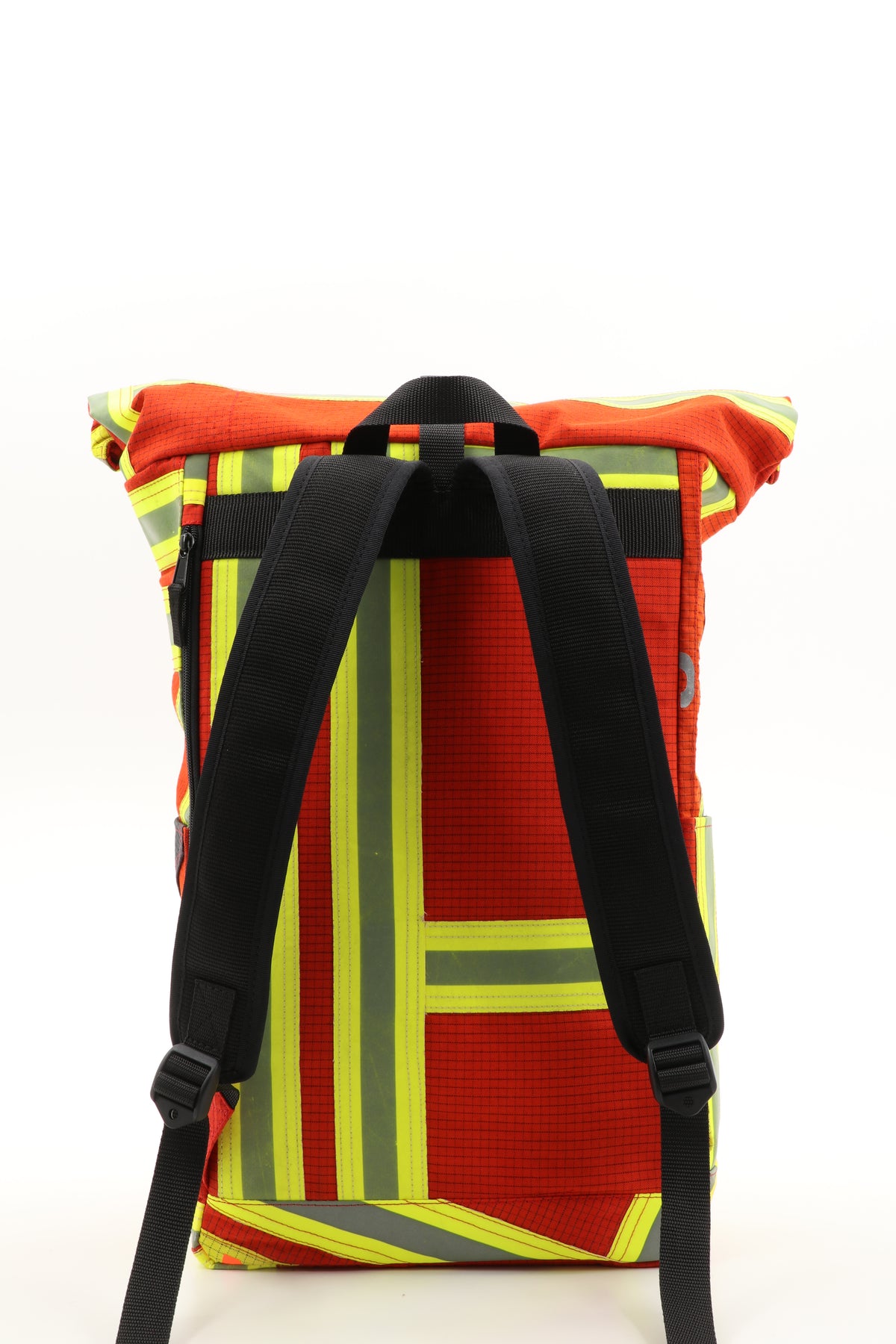 Rolltop Rucksack rot aus upgecycelter Feuerwehrkleidung 63x27x17cm