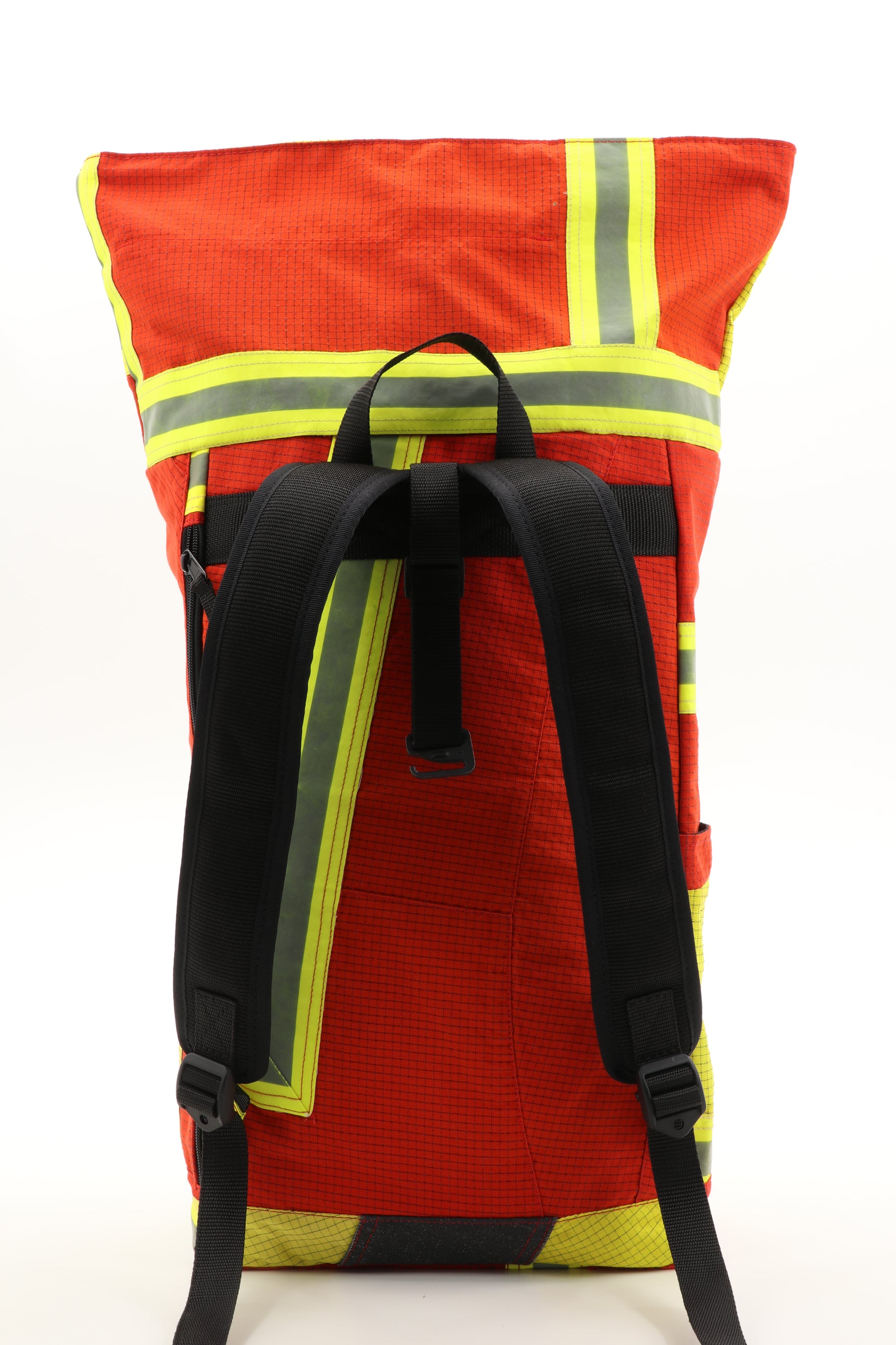 Rolltop Rucksack rot aus upgecycelter Feuerwehrkleidung 63x27x17cm