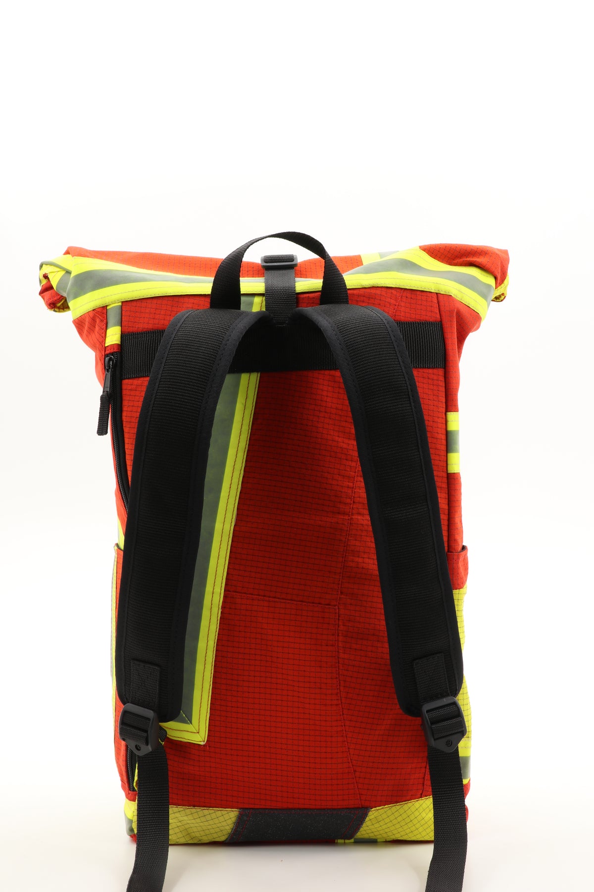 Rolltop Rucksack rot aus upgecycelter Feuerwehrkleidung 63x27x17cm