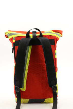 Rolltop Rucksack rot aus upgecycelter Feuerwehrkleidung 63x27x17cm