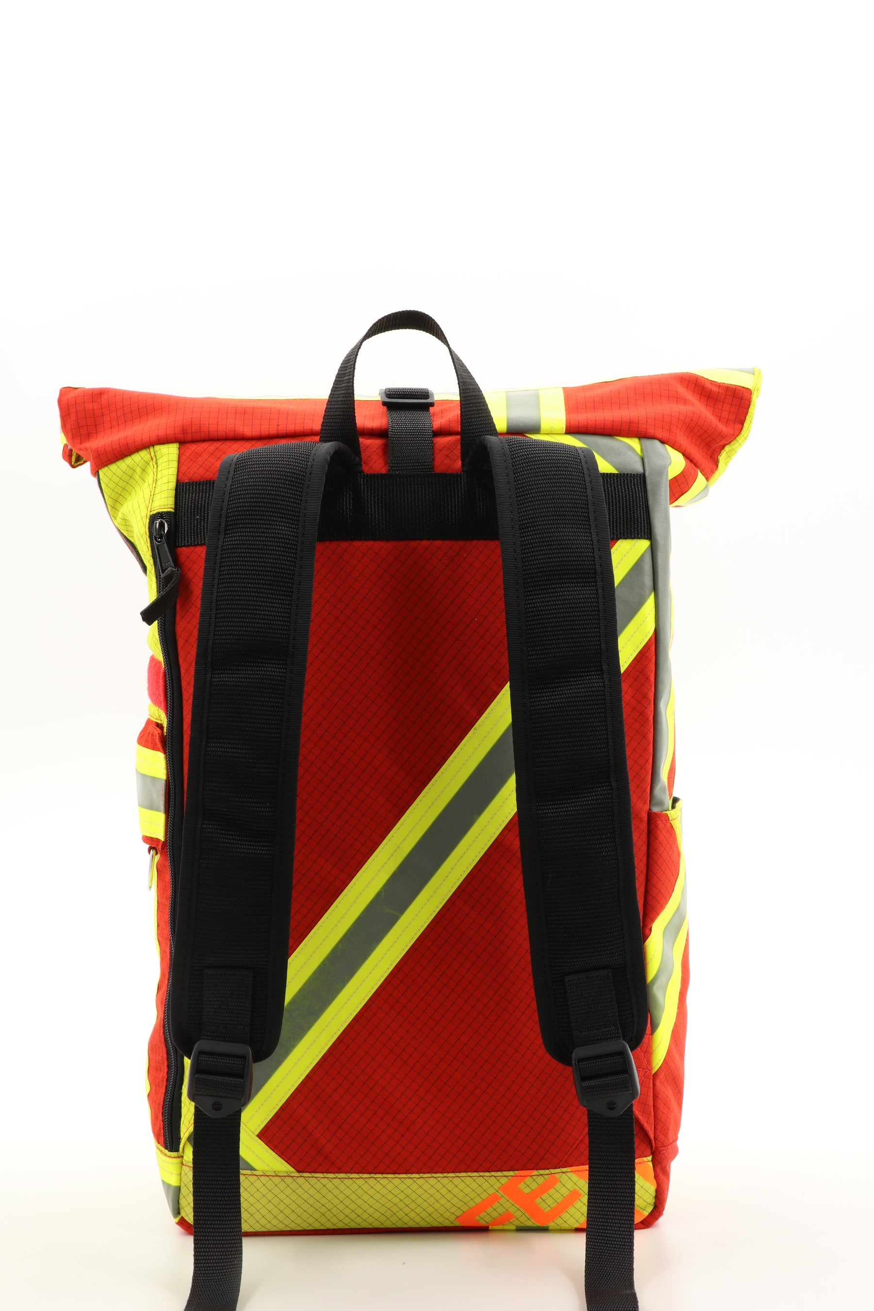 Rolltop Rucksack rot aus upgecycelter Feuerwehrkleidung 63x27x17cm