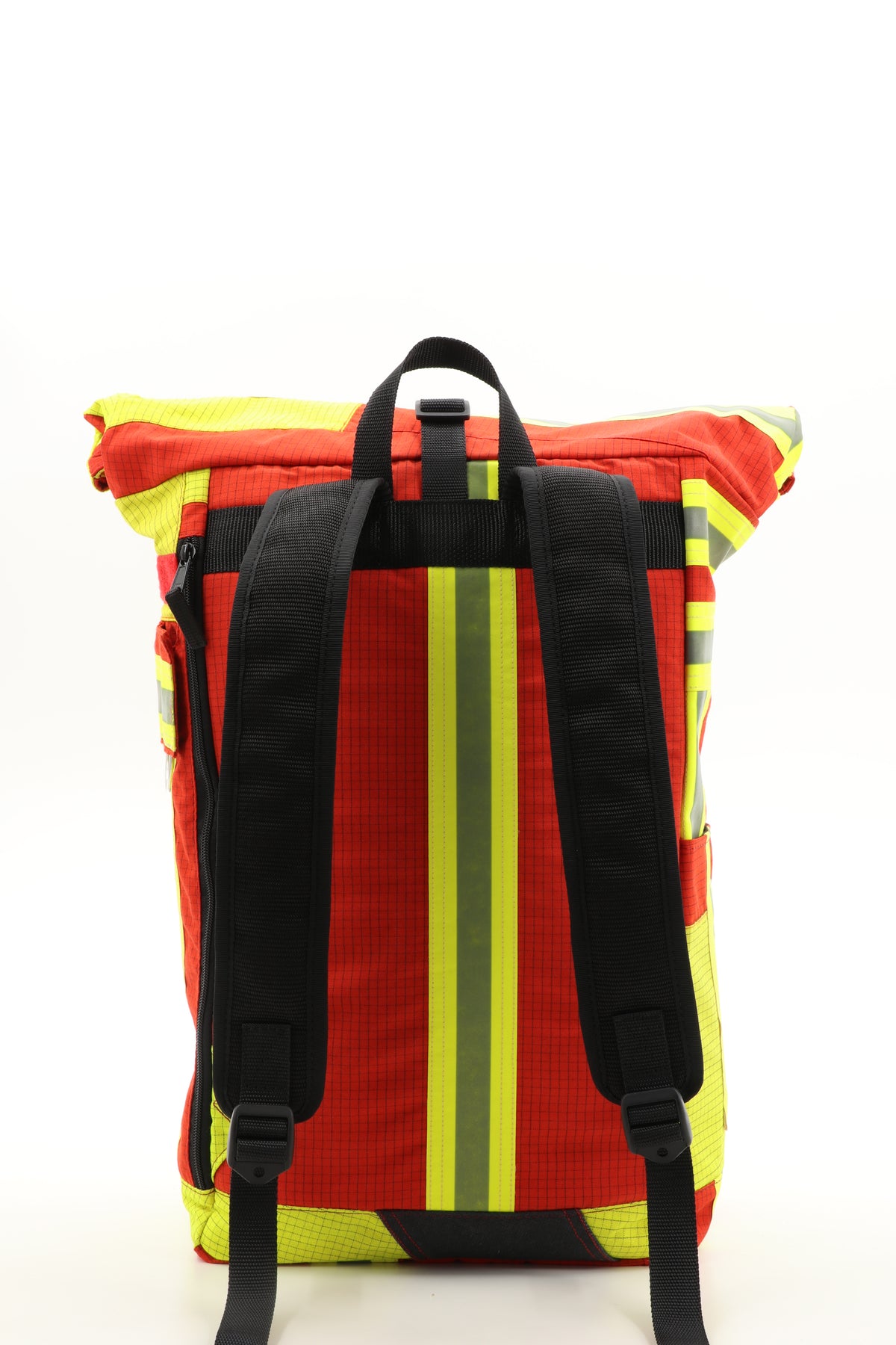 Rolltop Rucksack rot aus upgecycelter Feuerwehrkleidung 63x27x17cm