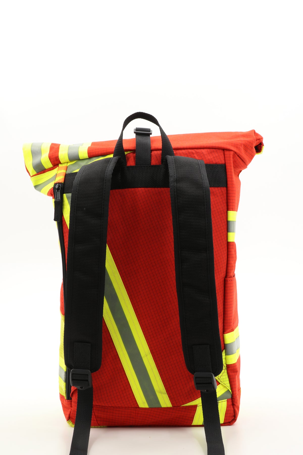 Rolltop Rucksack rot aus upgecycelter Feuerwehrkleidung 63x27x17cm