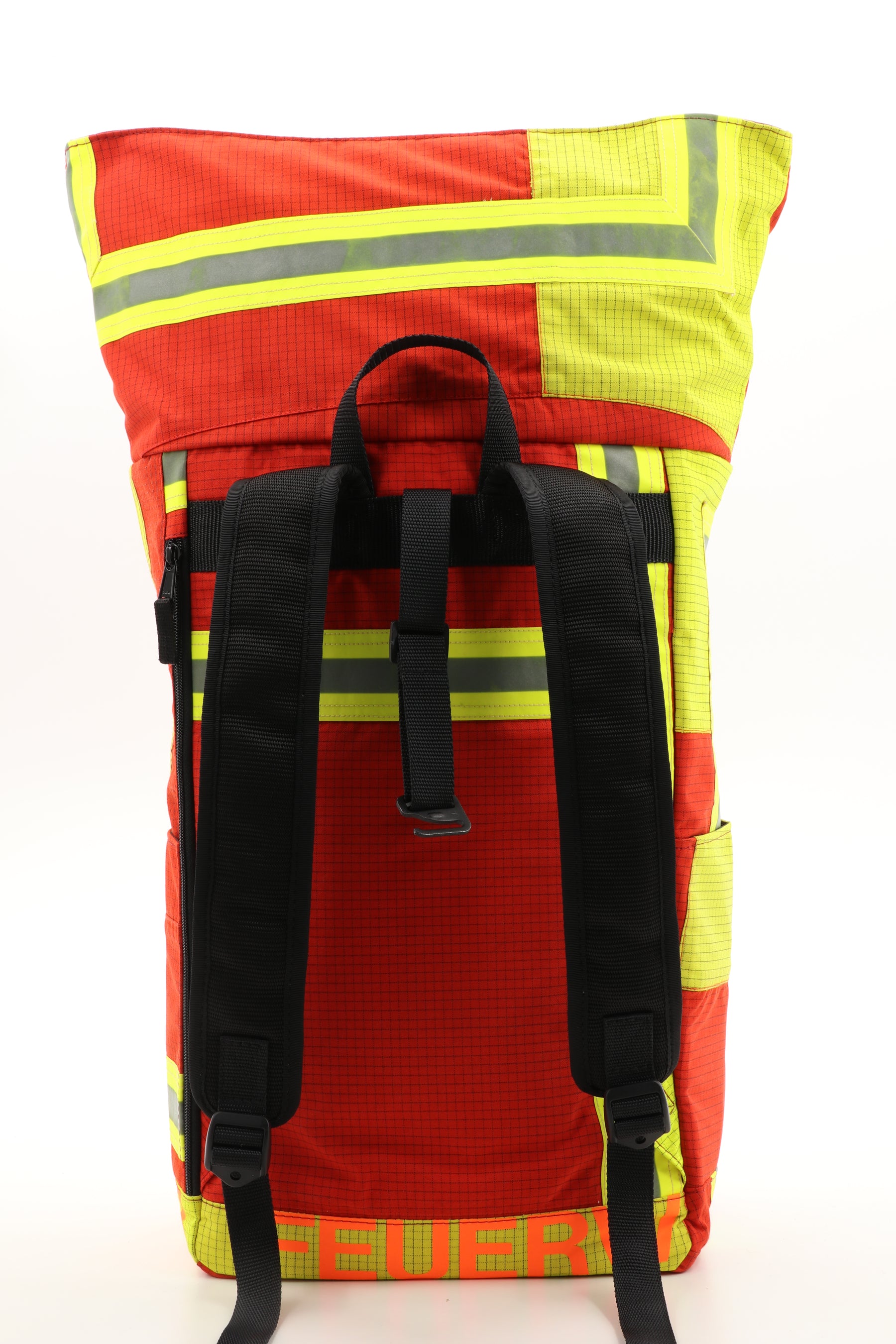 Rolltop Rucksack rot aus upgecycelter Feuerwehrkleidung 63x27x17cm
